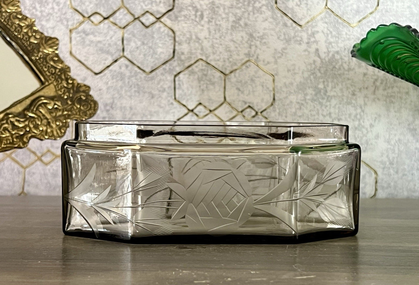 Antik Art Déco geschliffen Dose Schatulle Glas Rauchglas kantig Rosen-Motiv