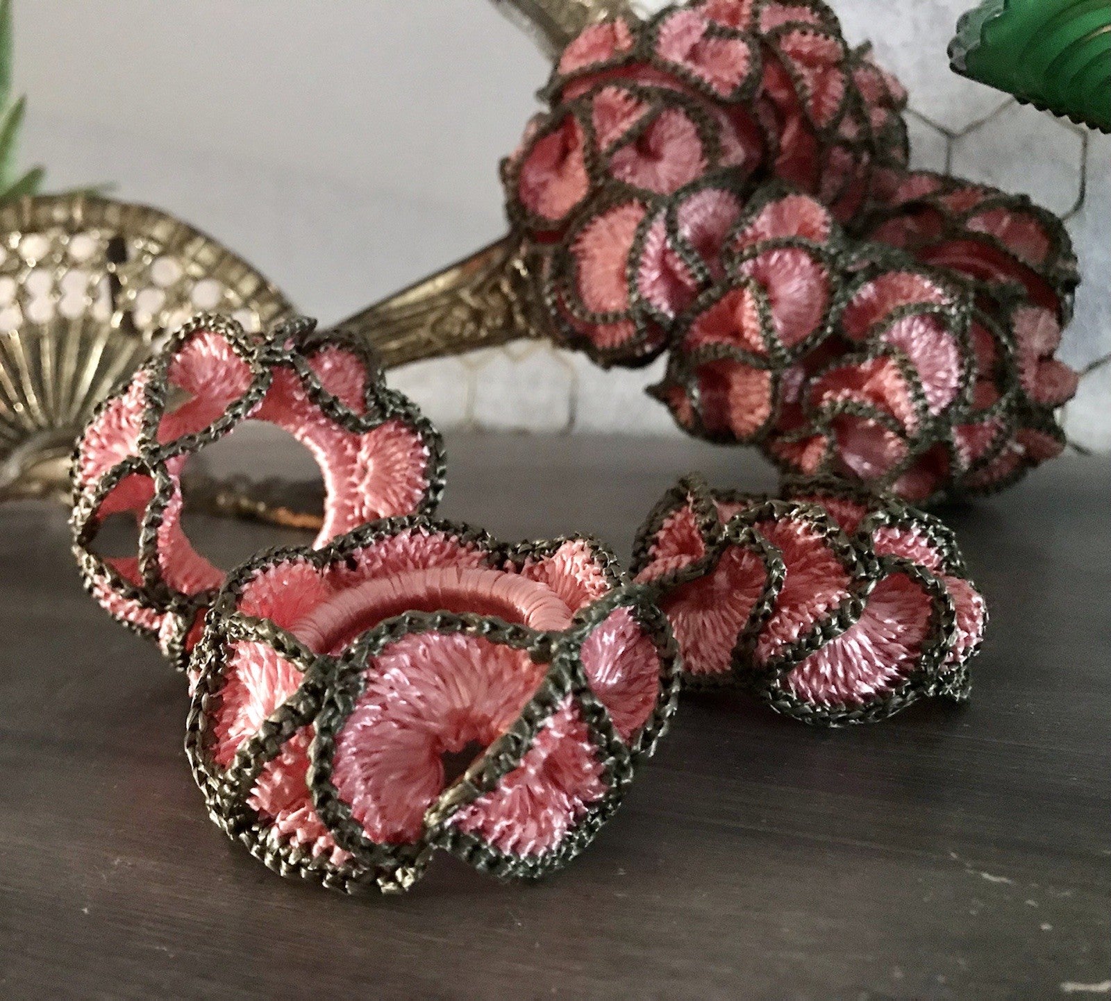Alt Vintage 17 Serviettenringe rosa & grau  gehäkelt 50er-70er Jahre Kunstbast