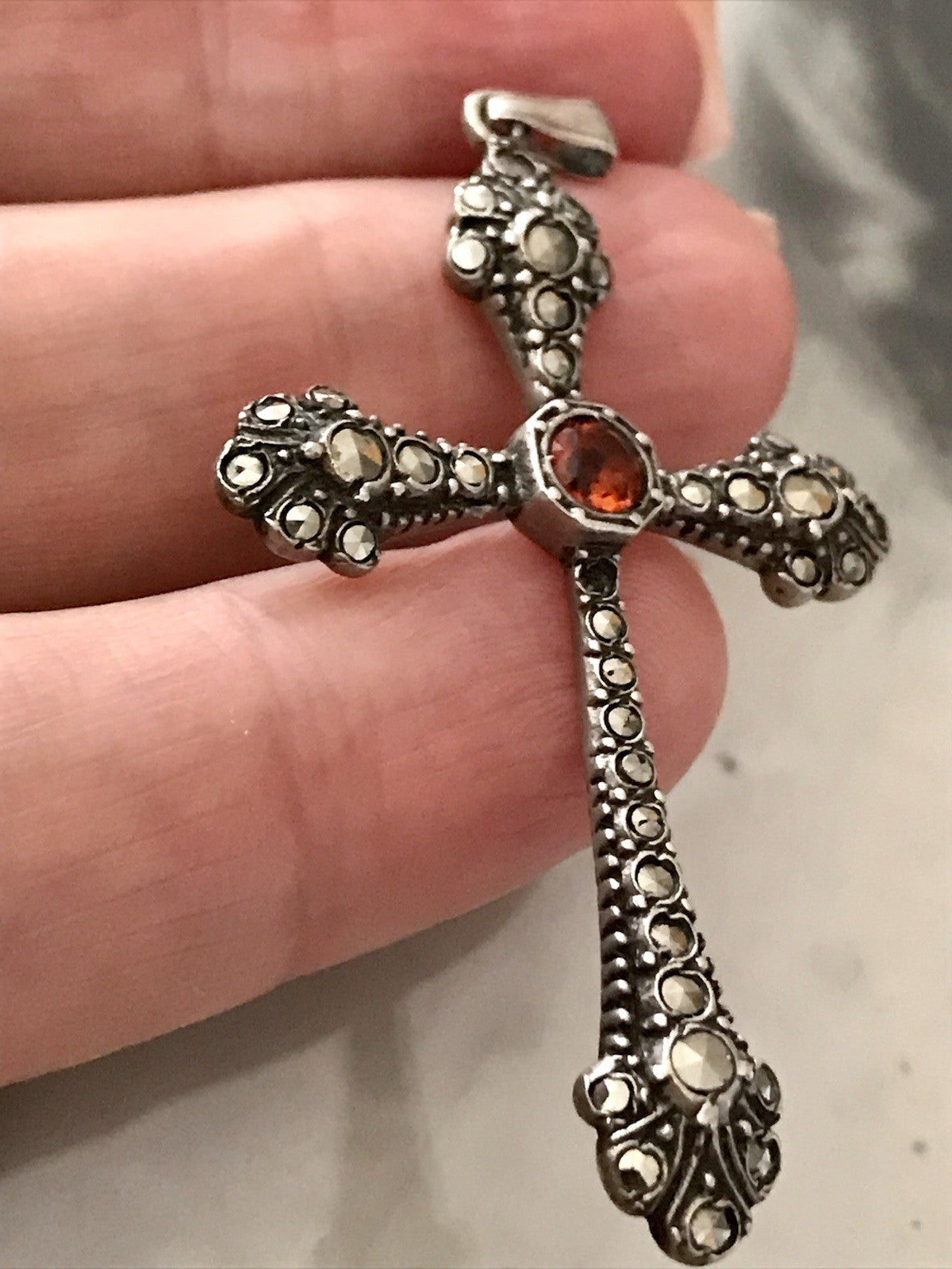 Antik Art Déco Silber Kreuz Anhänger Kettenanhänger rubinroter Stein Markasite