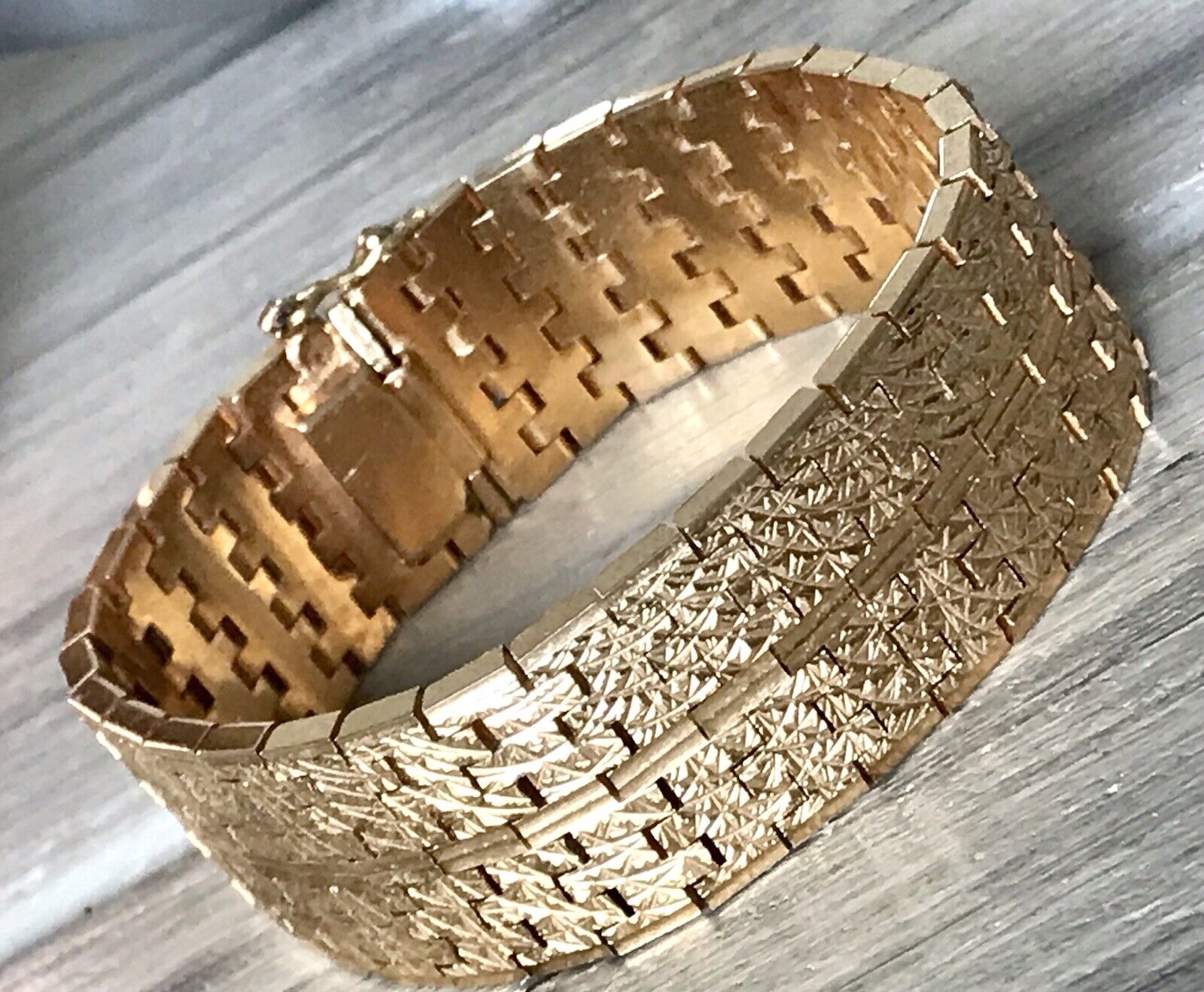 Vintage wunderschönes breites Teppicharmband Armband vergoldet