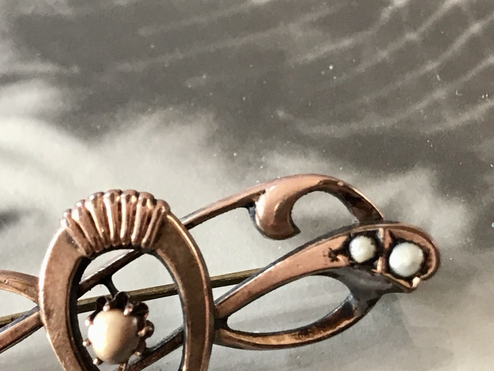 Antik Biedermeier Jugendstil Brosche rotgoldfarben Saatperlen Walzgold