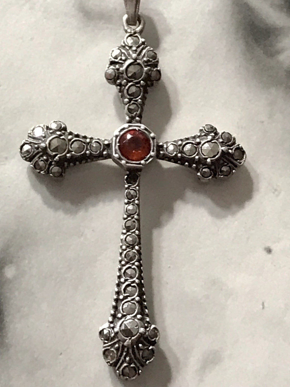 Antik Art Déco Silber Kreuz Anhänger Kettenanhänger rubinroter Stein Markasite