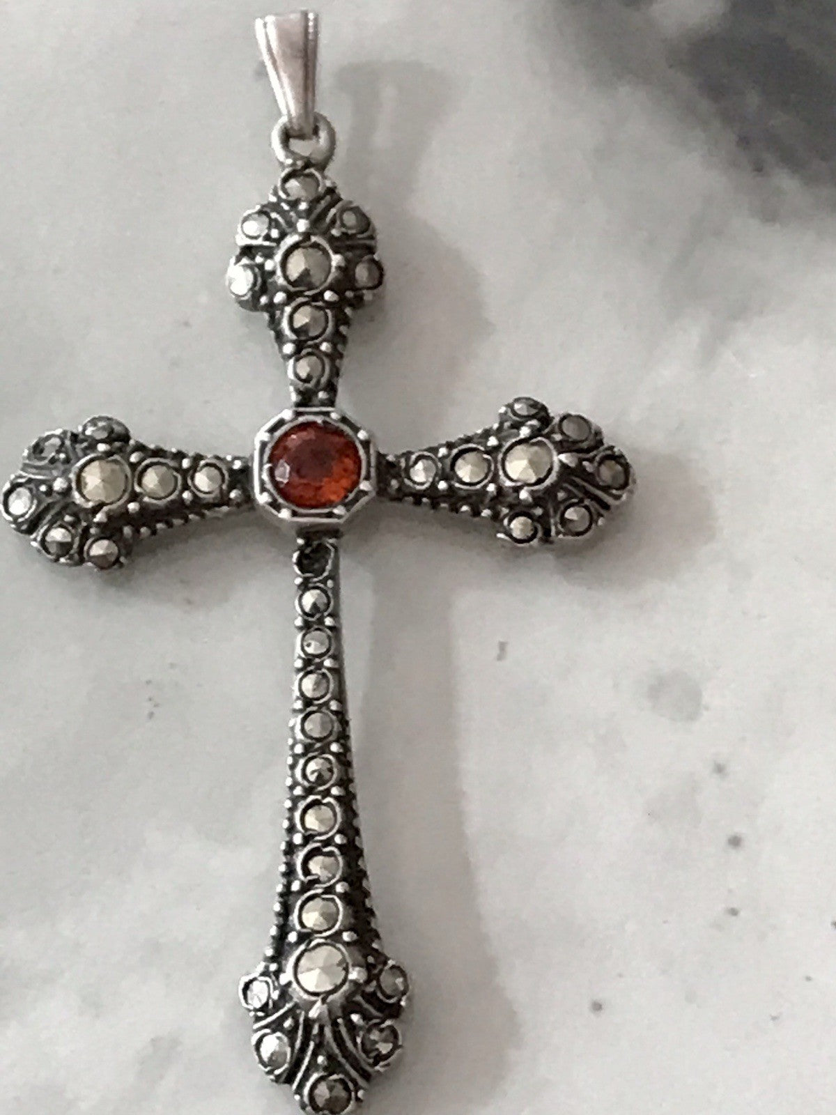 Antik Art Déco Silber Kreuz Anhänger Kettenanhänger rubinroter Stein Markasite