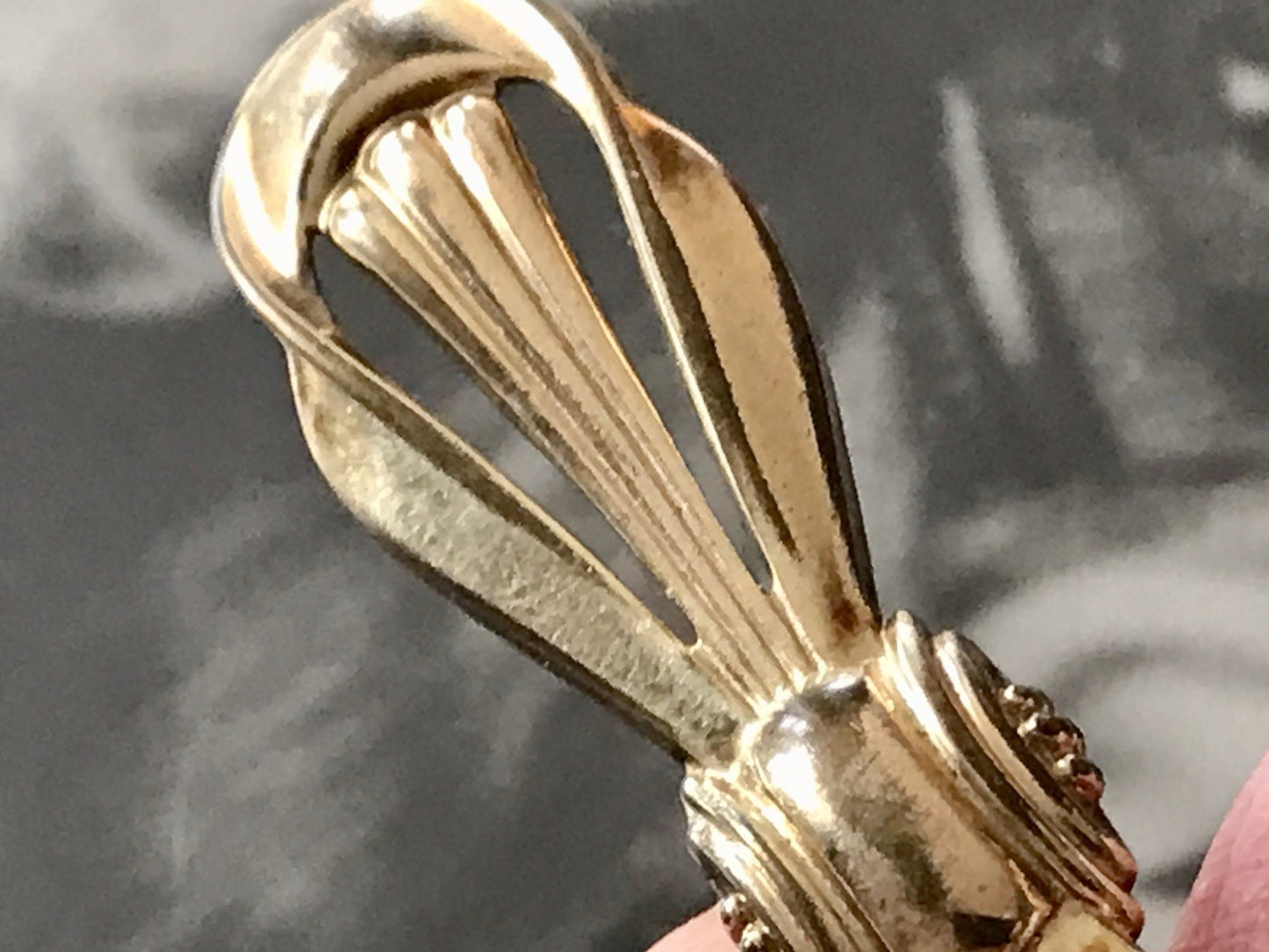 Antik Art Déco Brosche Oresto vergoldet Schleife