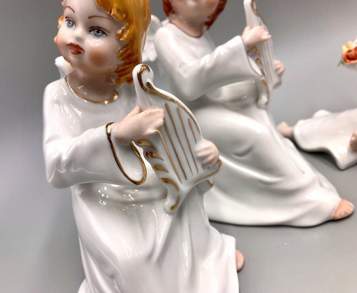 Weihnachten 2 ältere schöne 19 cm große Engel mit Harfe Porzellan Figuren