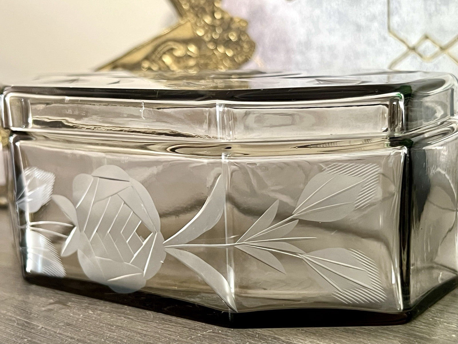 Antik Art Déco geschliffen Dose Schatulle Glas Rauchglas kantig Rosen-Motiv
