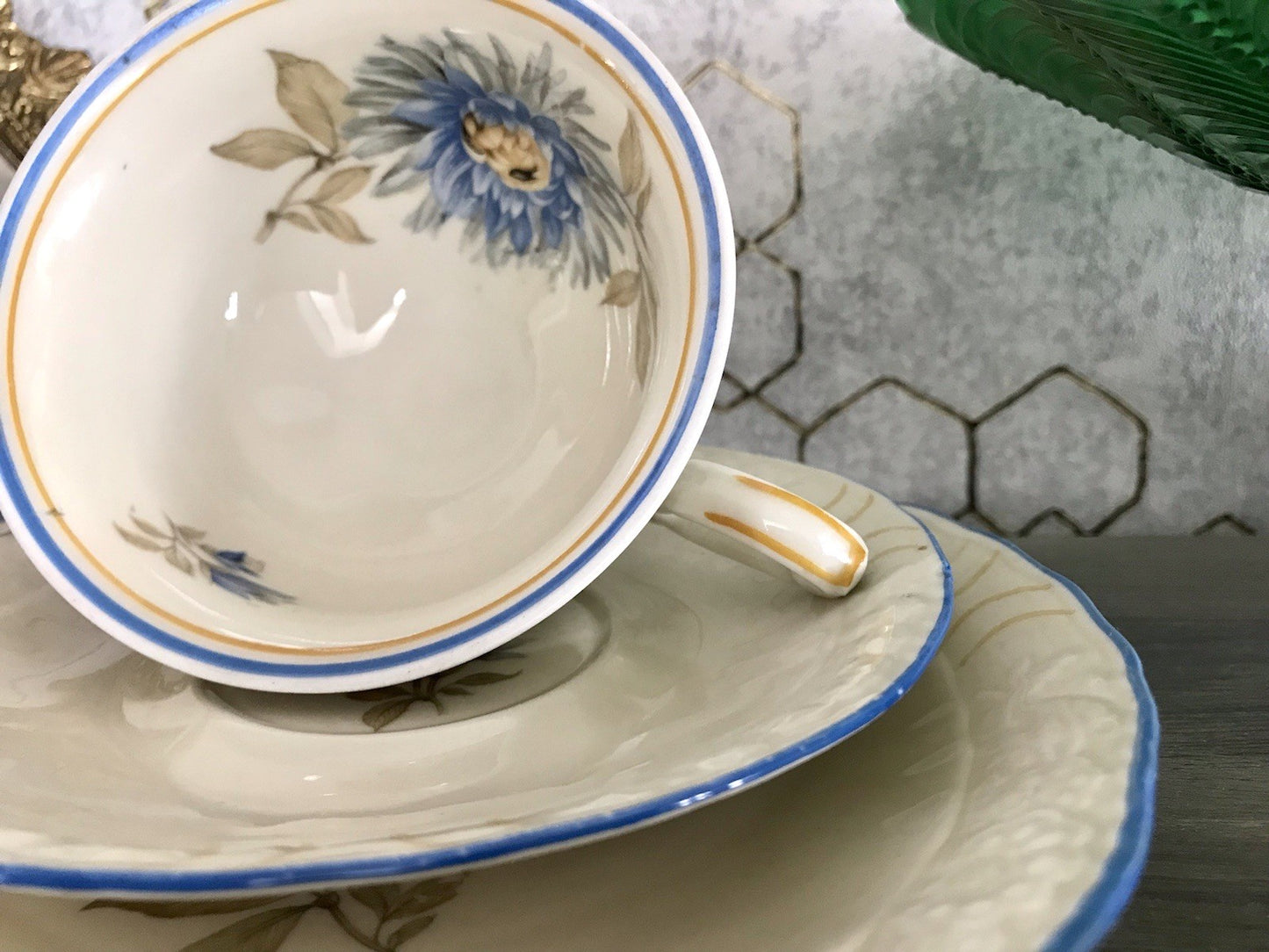 Antik Art Déco Porzellan 1 Kaffee-Gedeck Sammeltasse Distel? Motiv elfenbein