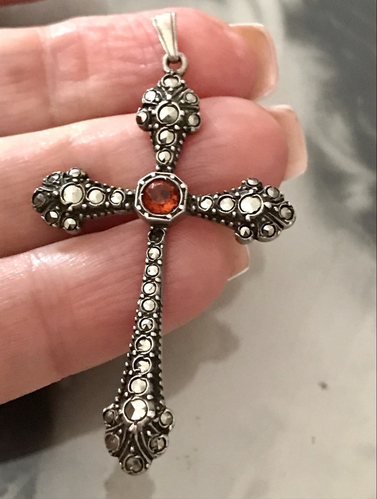 Antik Art Déco Silber Kreuz Anhänger Kettenanhänger rubinroter Stein Markasite