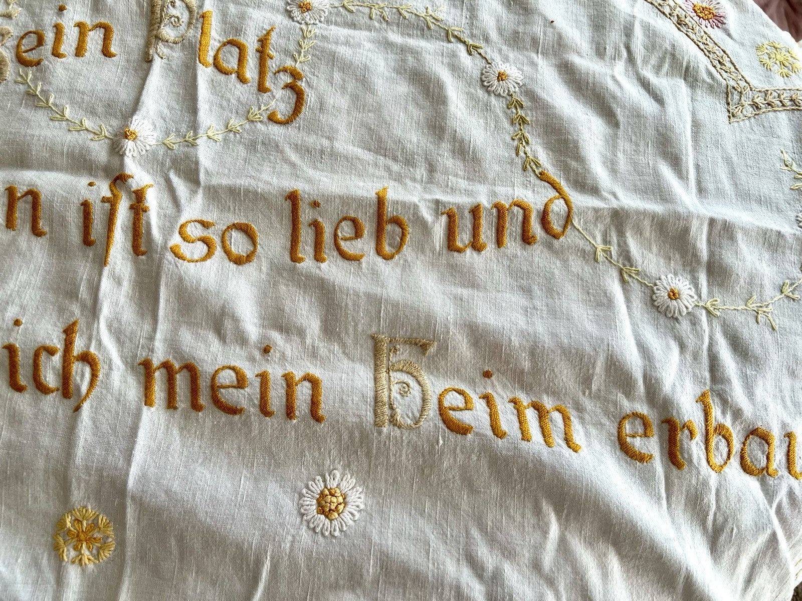 Antik Wandbehang Gardine „Kein Platz auf Erden ist so lieb und traut Leinen