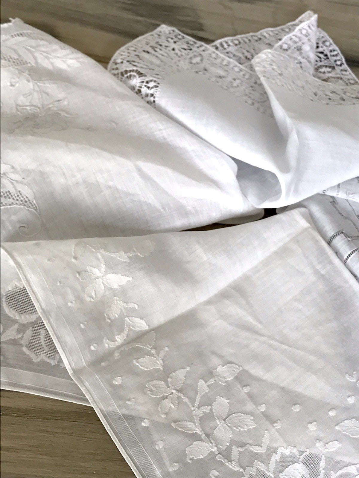 Antik 4x Taschentuch Taschentücher Stickerei weiß Batist Spitze elegant bestickt