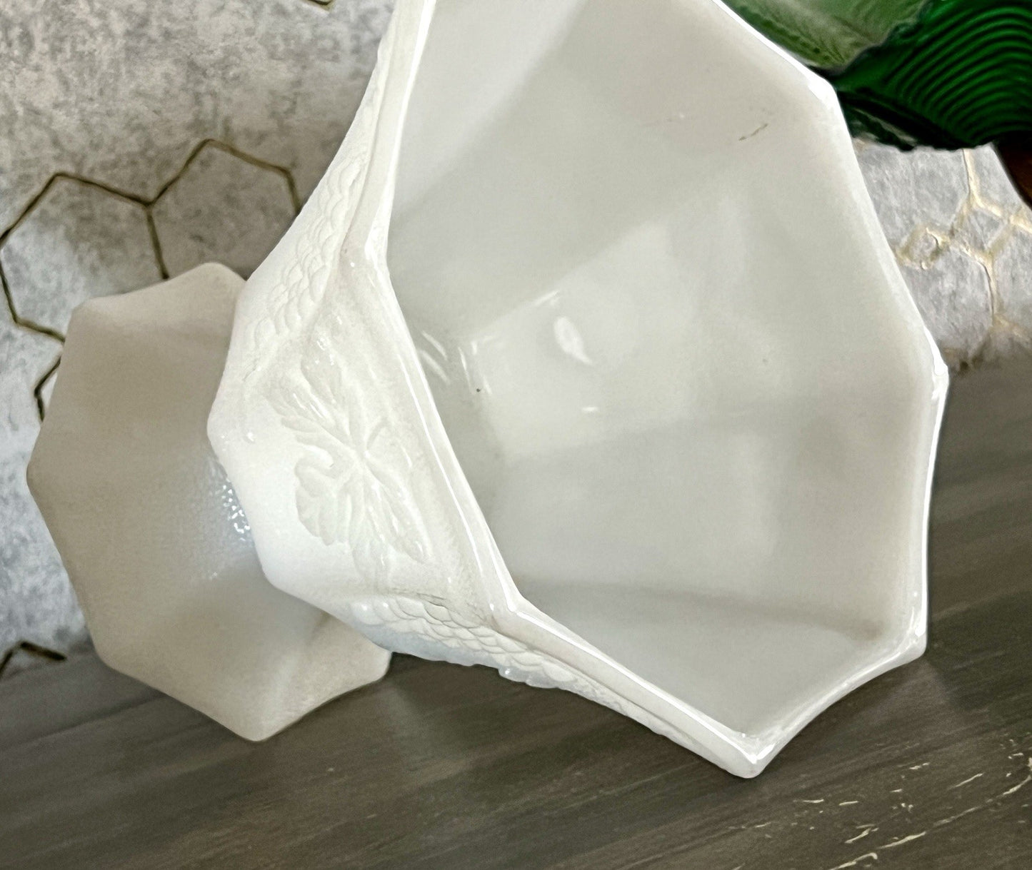 Antik Art Déco 1 Schale Glasvase Vase Pressglas Opalin Weiß  Glas Weinranken