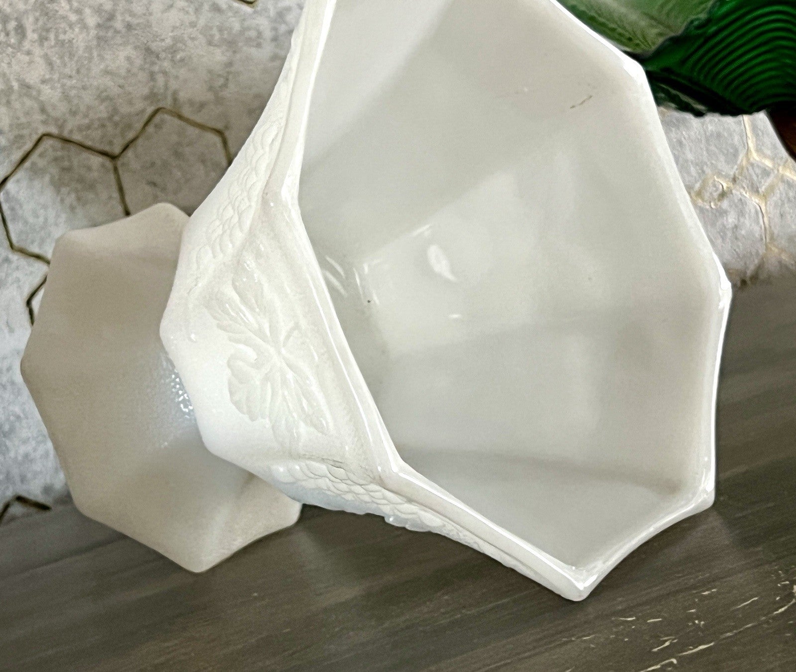 Antik Art Déco 1 Schale Glasvase Vase Pressglas Opalin Weiß  Glas Weinranken