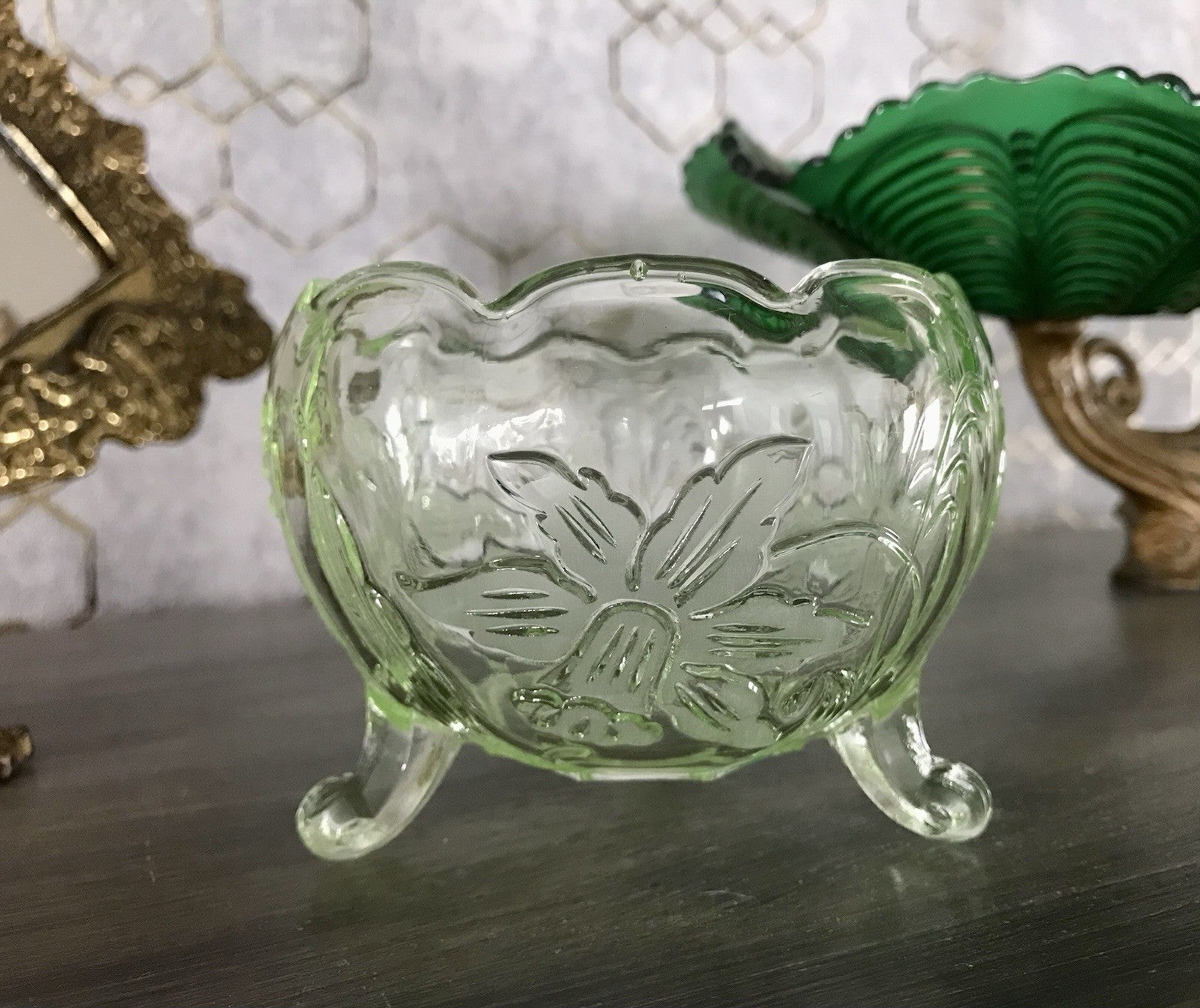Antik Art Déco Pressglas Kugel-Schale Glas Uranglas kanariengrün Osterglocken