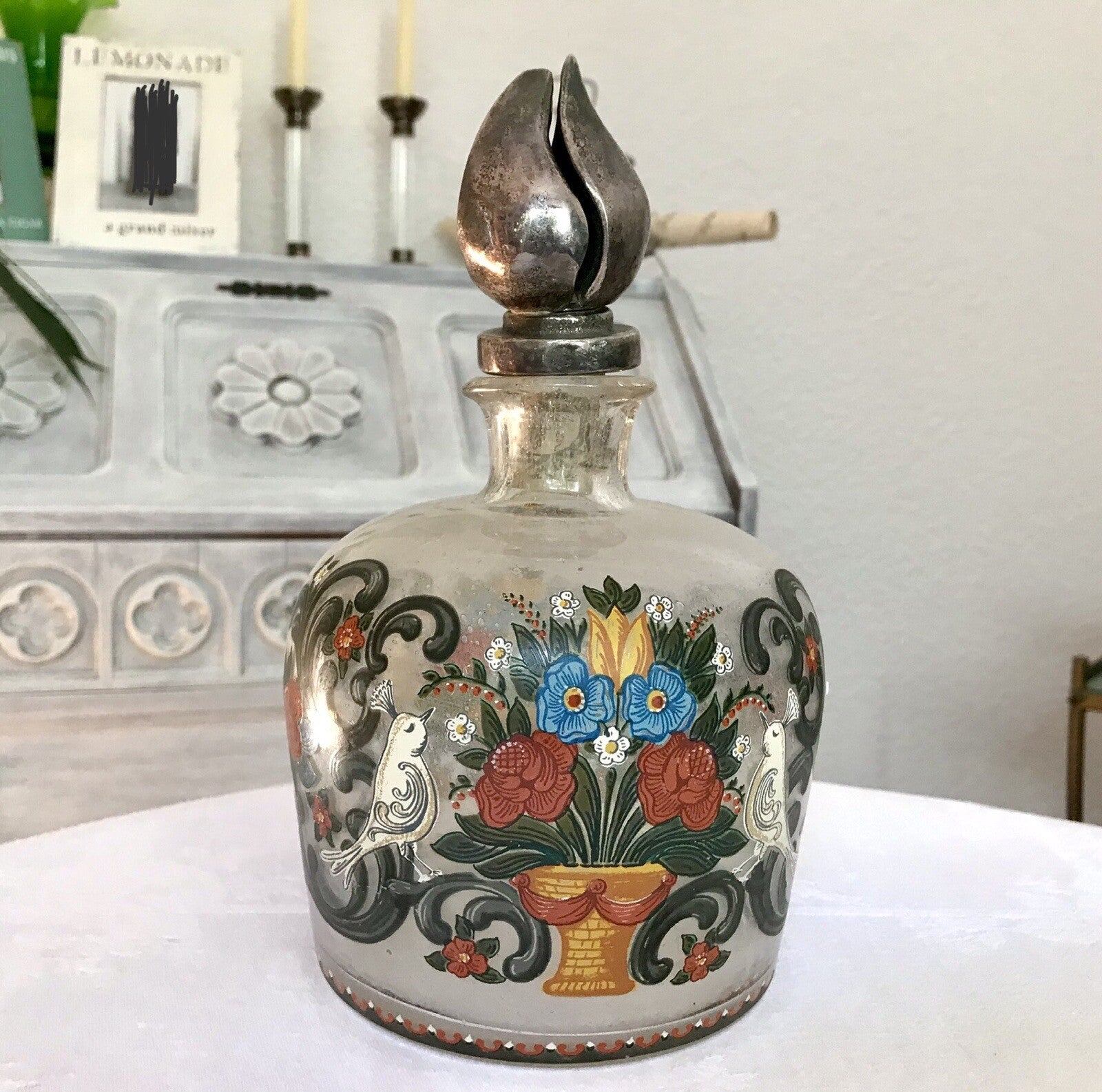 Alt Vintage Design Karaffe Dekanter versilberter Stopfen Bauernmotiv