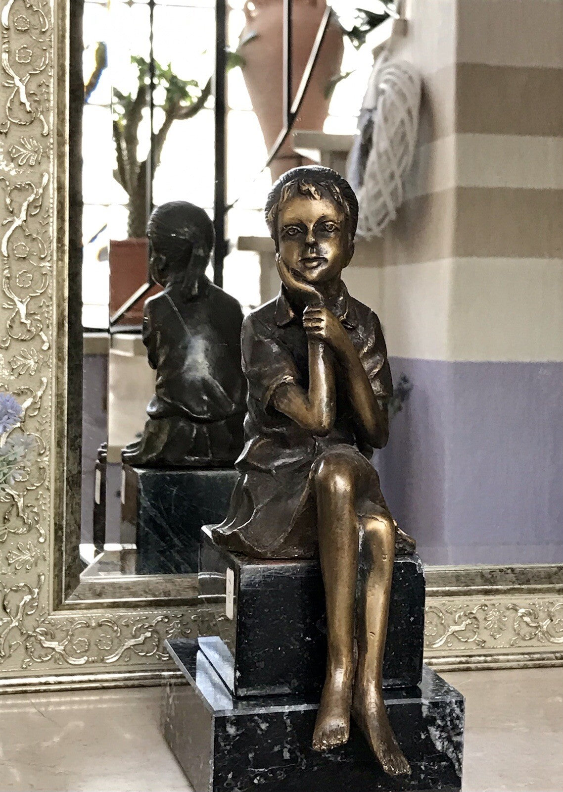 Vintage Bronze Figur Skulptur sitzendes Mädchen m. Hand am Kinn Marmorsockel