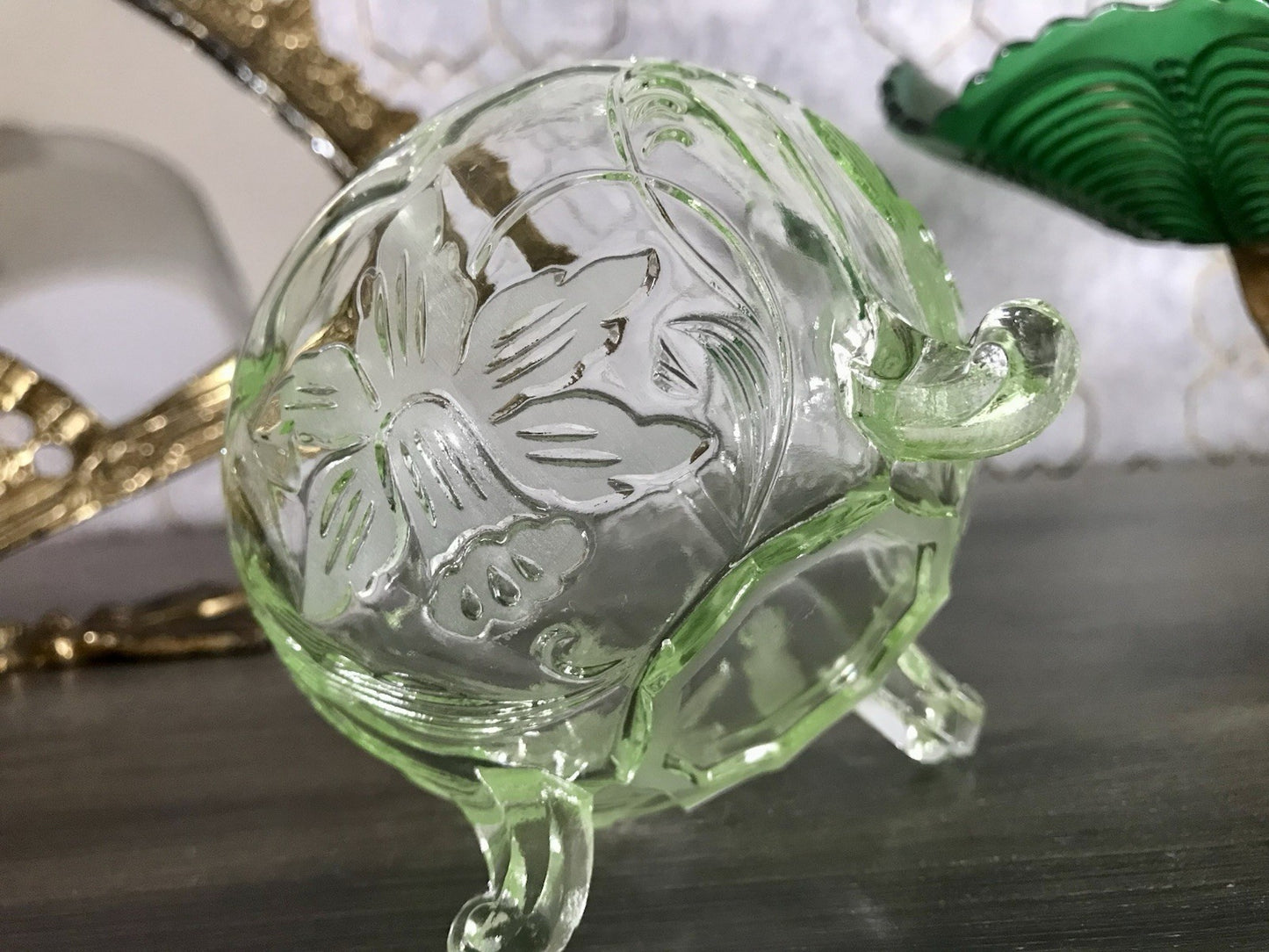 Antik Art Déco Pressglas Kugel-Schale Glas Uranglas kanariengrün Osterglocken