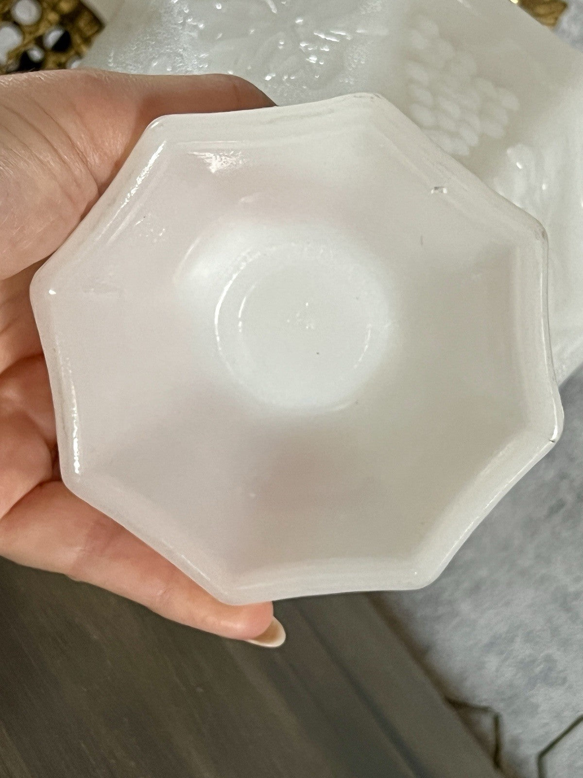 Antik Art Déco 1 Schale Glasvase Vase Pressglas Opalin Weiß  Glas Weinranken
