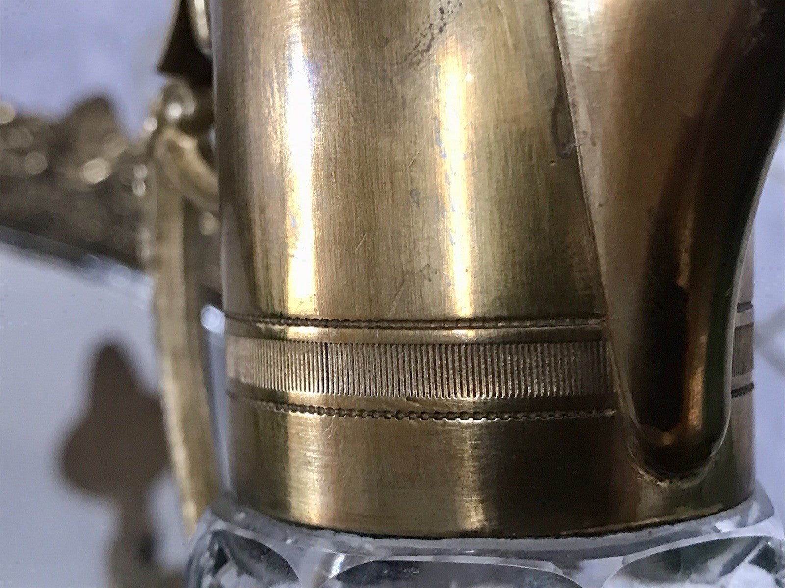 Antik Karaffe Dekanter Messing vergoldet? Metallmontur Glas Flächenschliff Edel!
