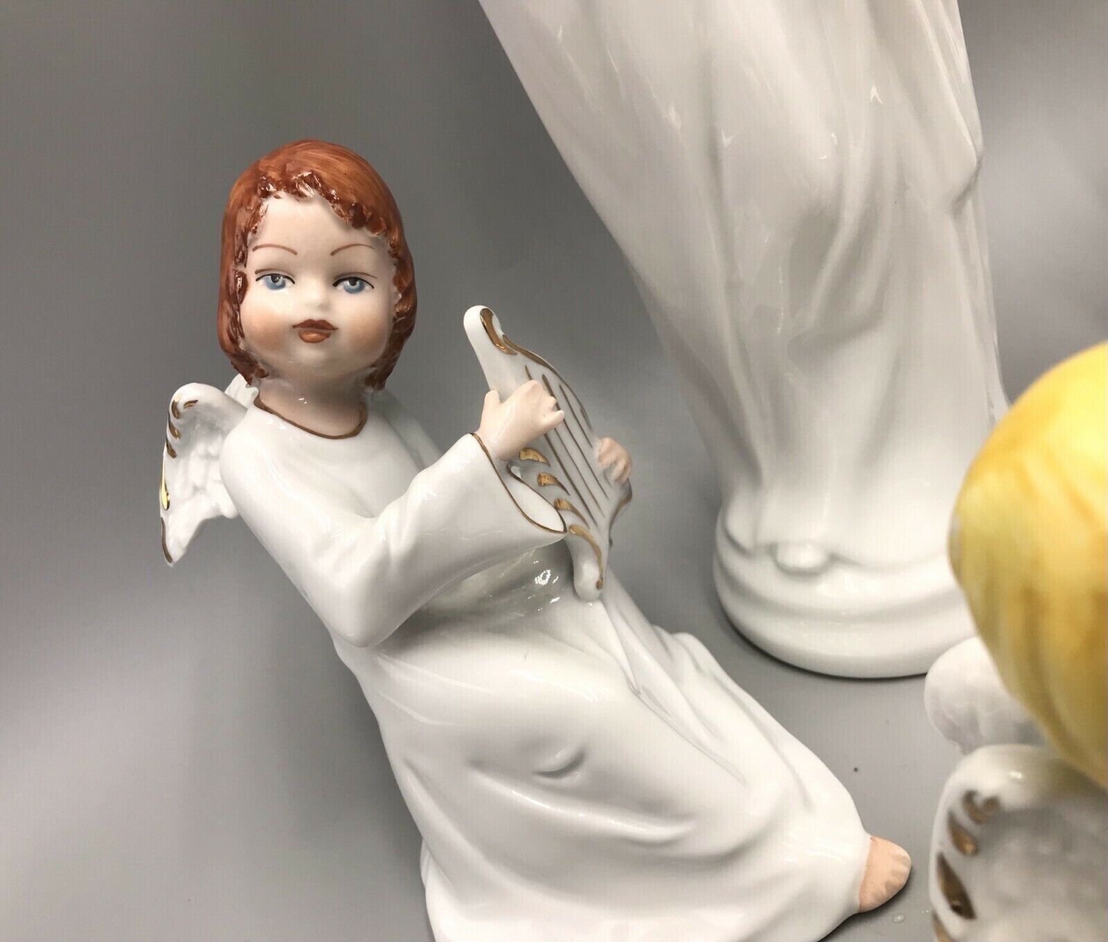 Weihnachten 2 ältere schöne 19 cm große Engel mit Harfe Porzellan Figuren