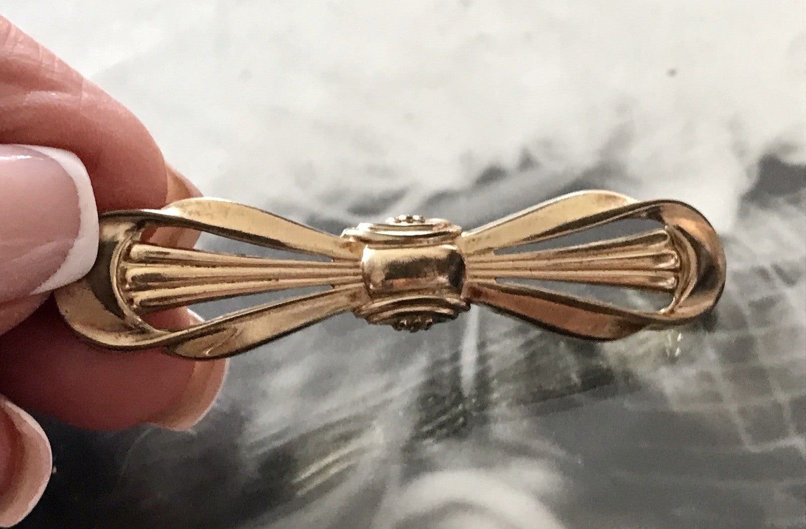 Antik Art Déco Brosche Oresto vergoldet Schleife