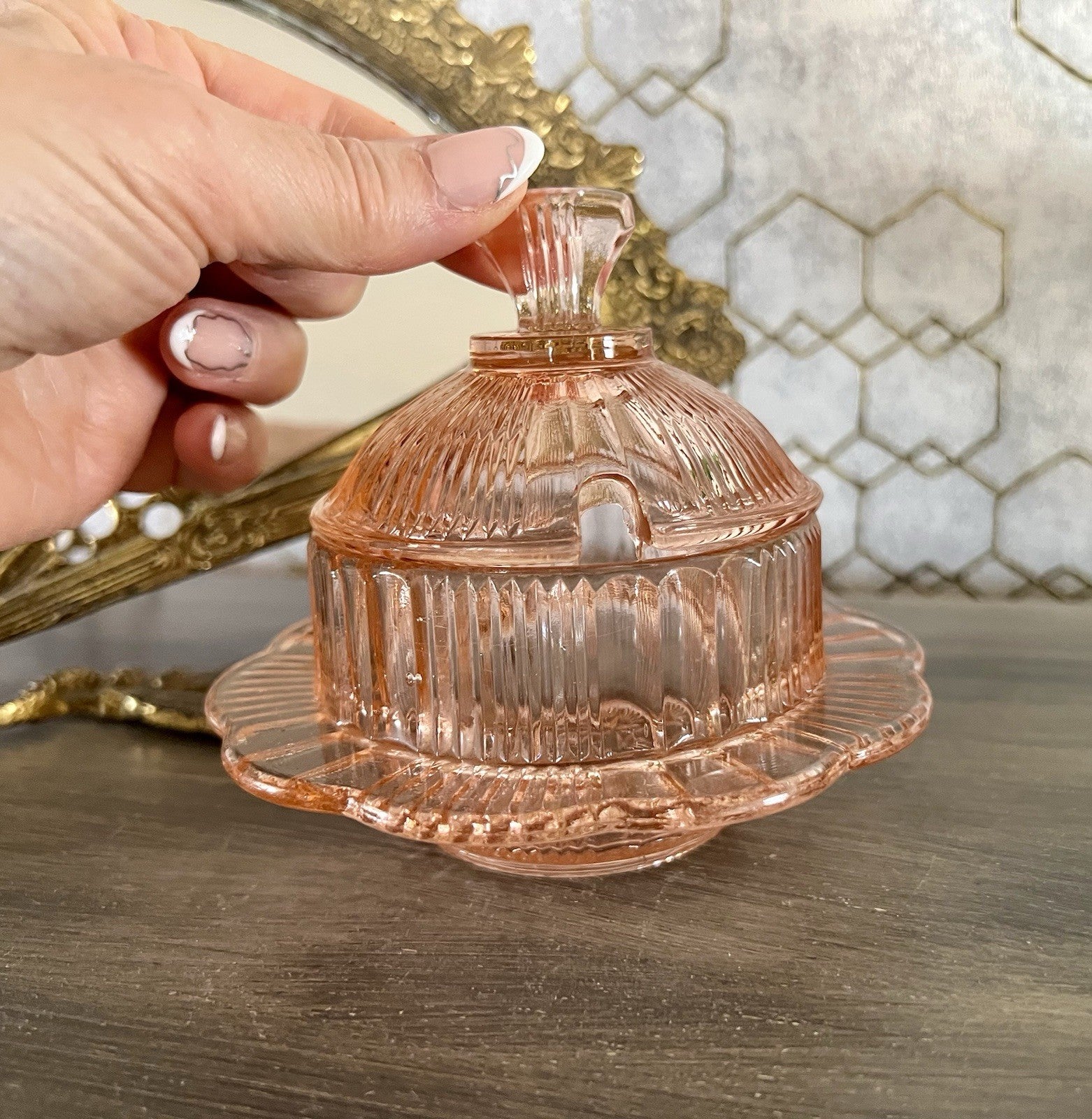 Antik Art Déco Glas Dose Honigdose Zuckerdose? Zierdose Pressglas Rosalin rosa