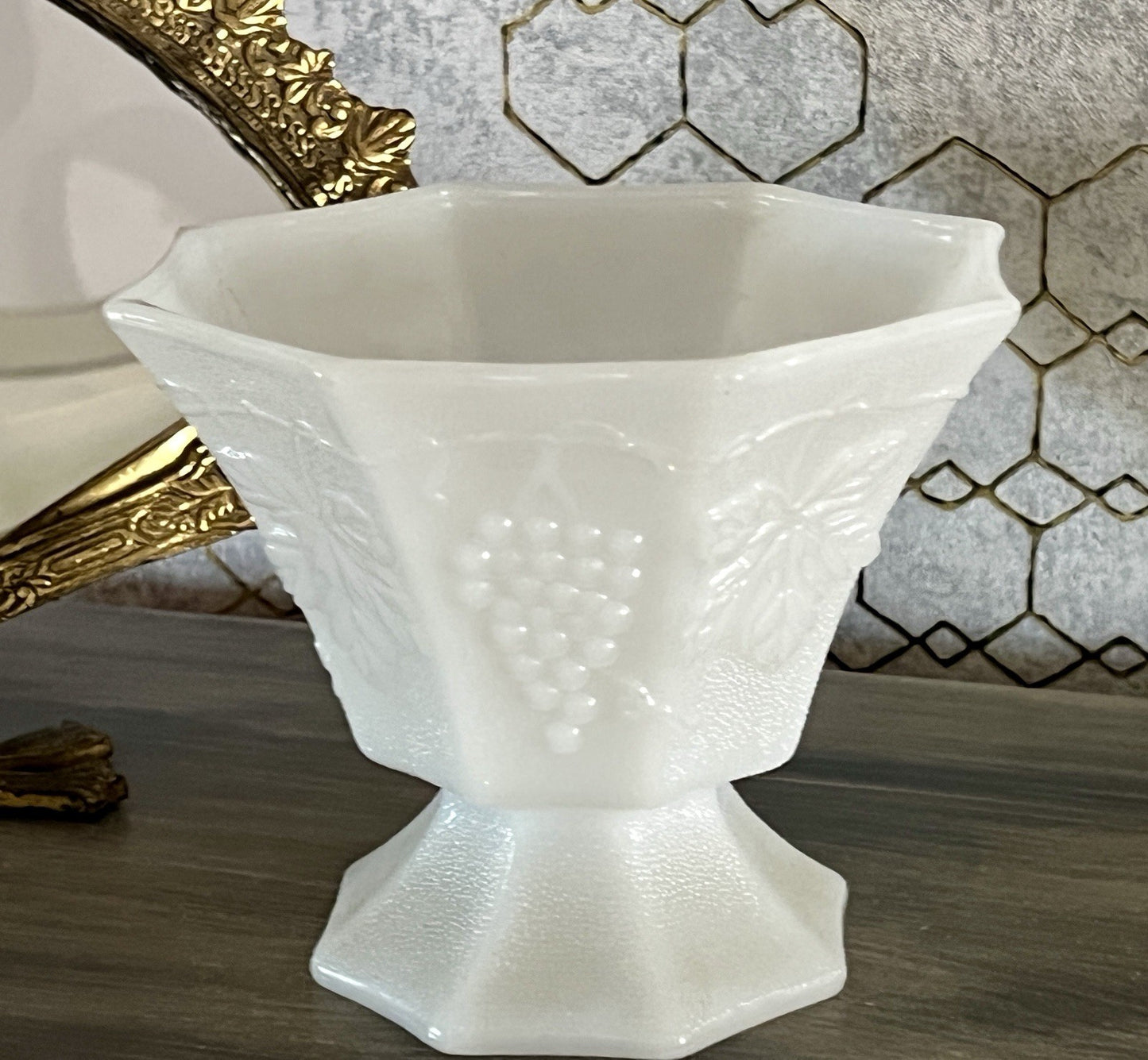 Antik Art Déco 1 Schale Glasvase Vase Pressglas Opalin Weiß  Glas Weinranken