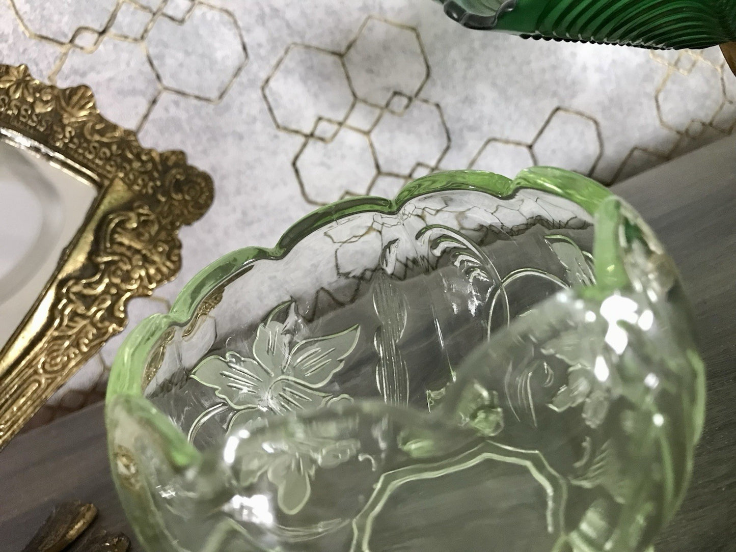 Antik Art Déco Pressglas Kugel-Schale Glas Uranglas kanariengrün Osterglocken