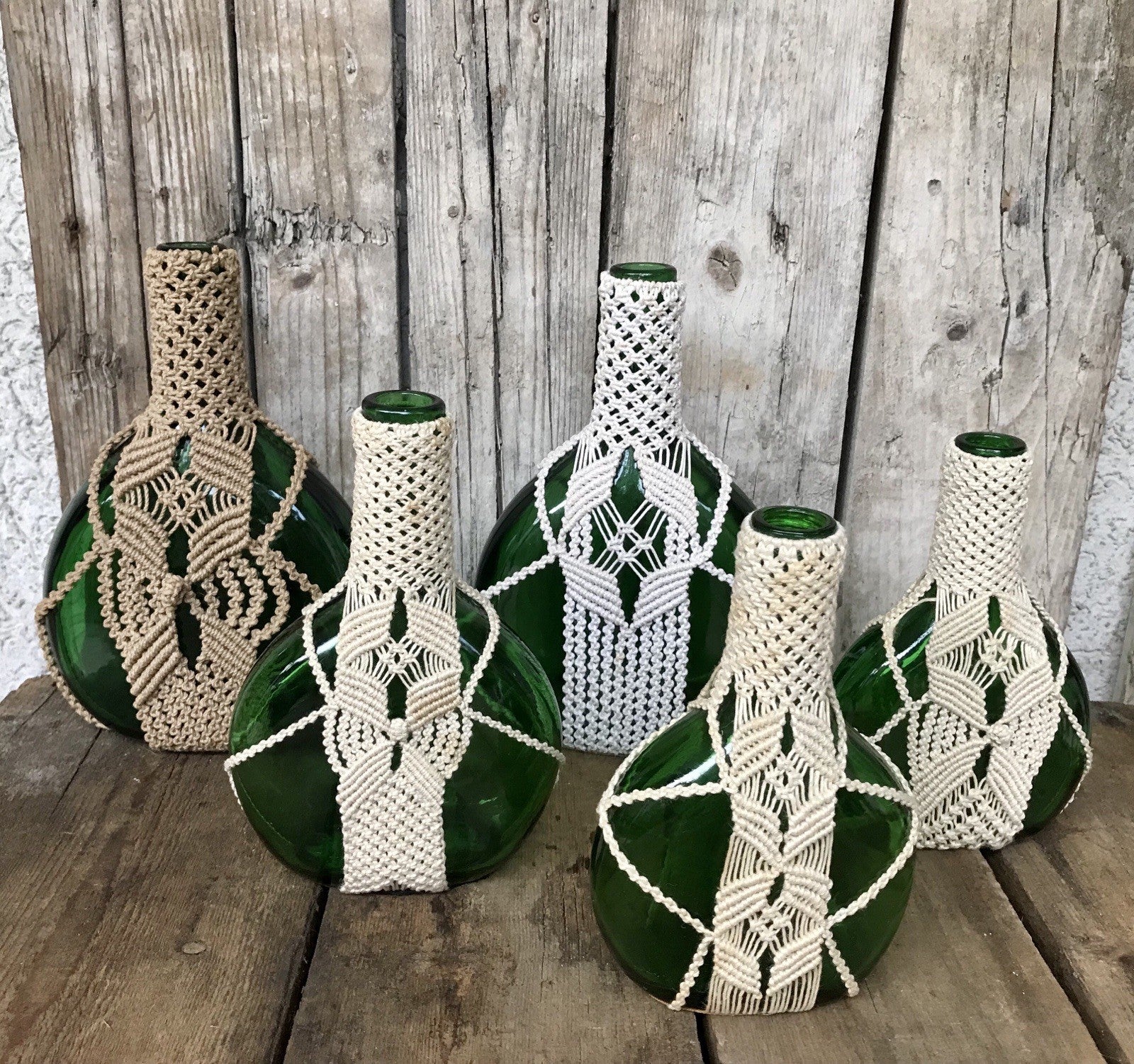 70er alt 5x True Vintage mit Makramee ummantelte grüne Flaschen Glas