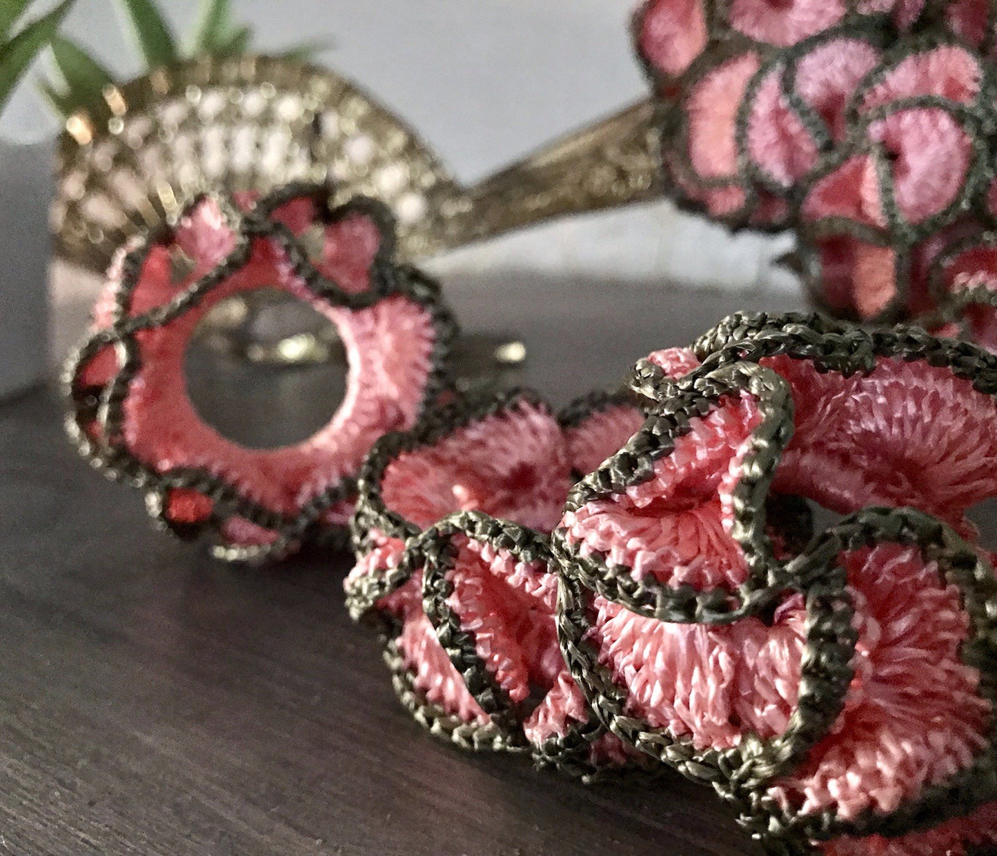 Alt Vintage 17 Serviettenringe rosa & grau  gehäkelt 50er-70er Jahre Kunstbast