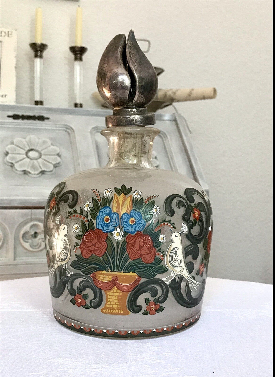Alt Vintage Design Karaffe Dekanter versilberter Stopfen Bauernmotiv