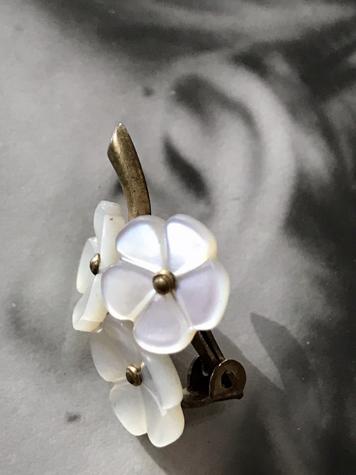 Vintage 50er Ohrclipse Ohrringe 3 weiße Blumen