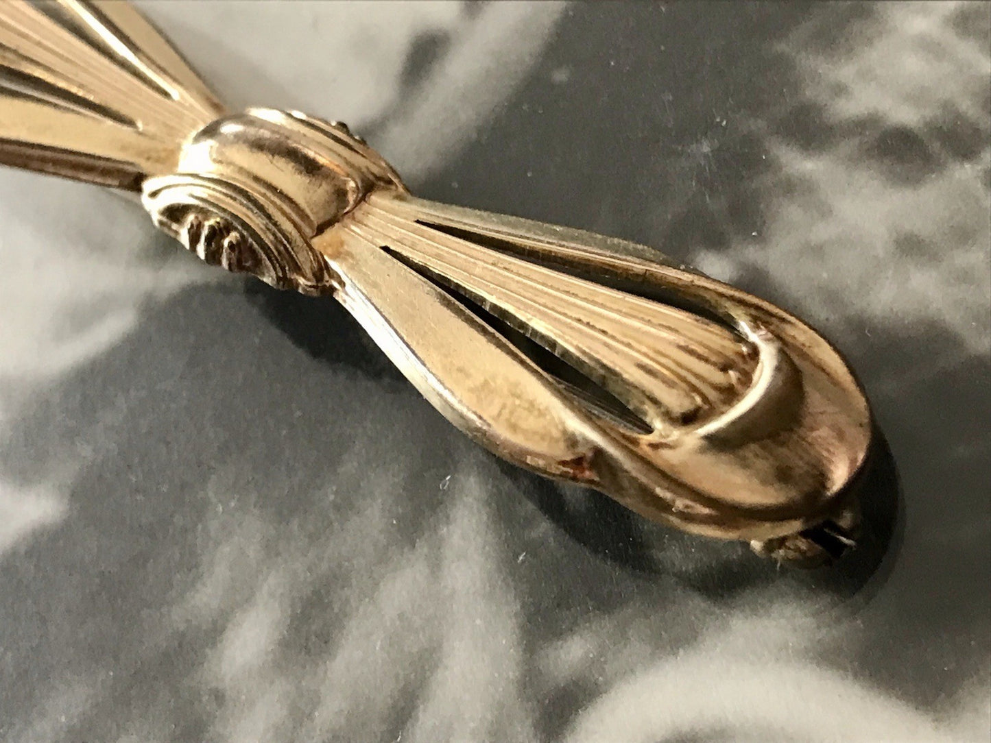 Antik Art Déco Brosche Oresto vergoldet Schleife