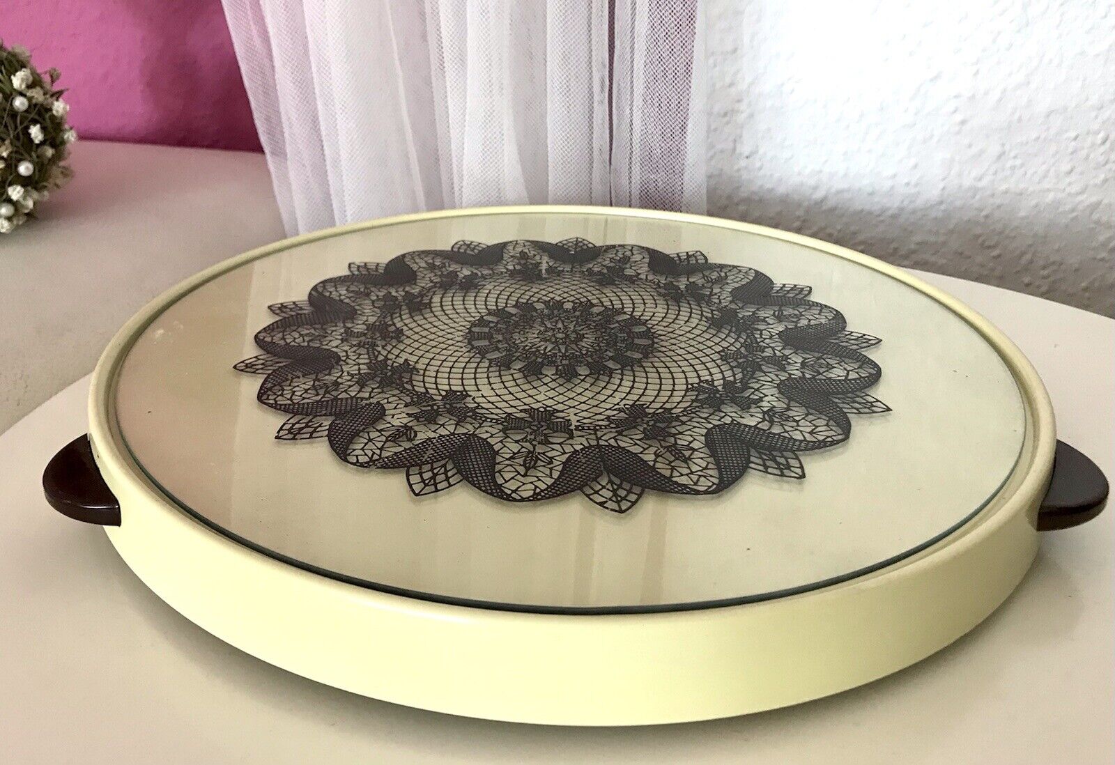 Vintage drehbare Tortenplatte Kunststoff & Glas Spitzen-Muster Vanille schwarz
