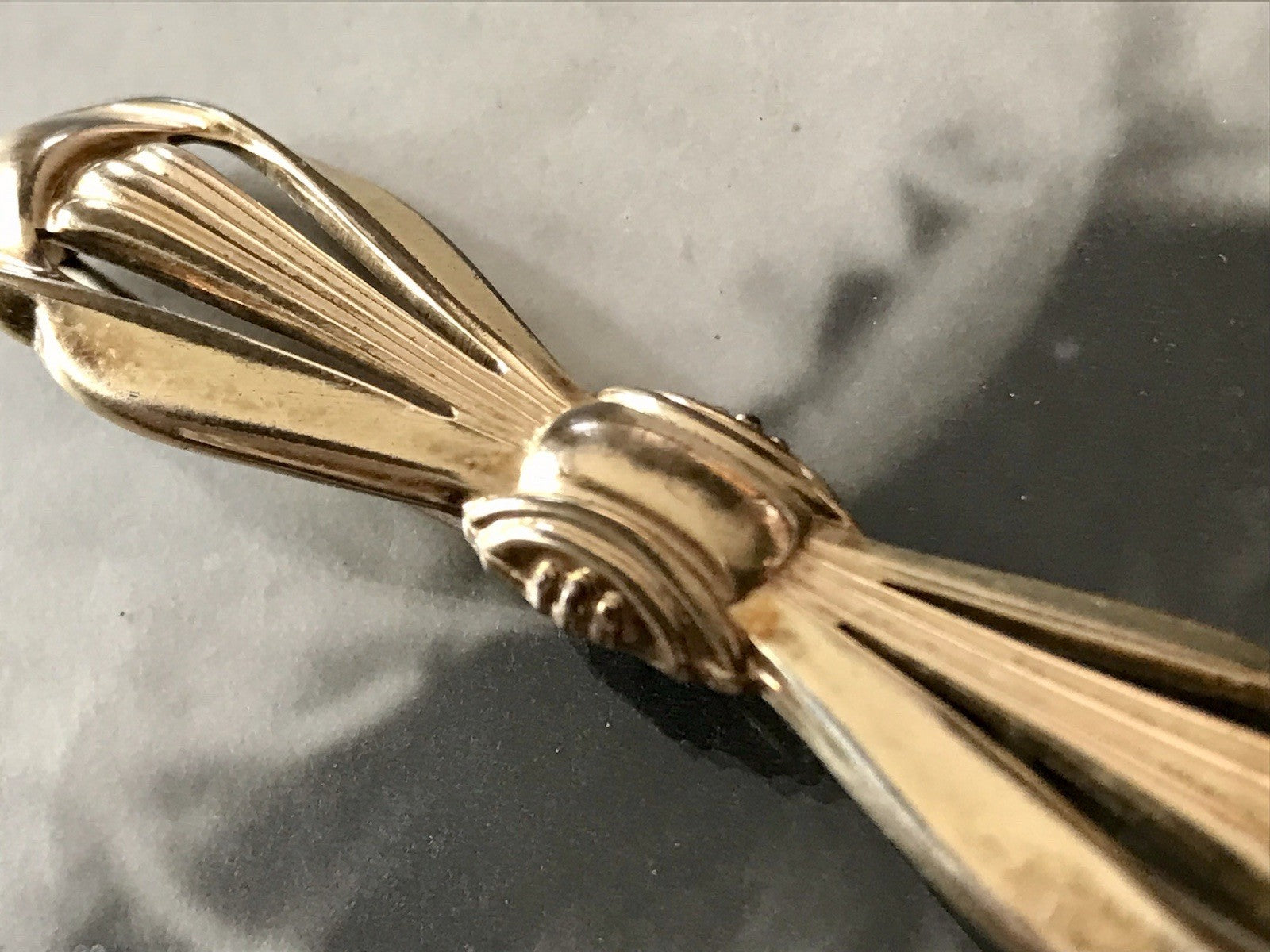 Antik Art Déco Brosche Oresto vergoldet Schleife