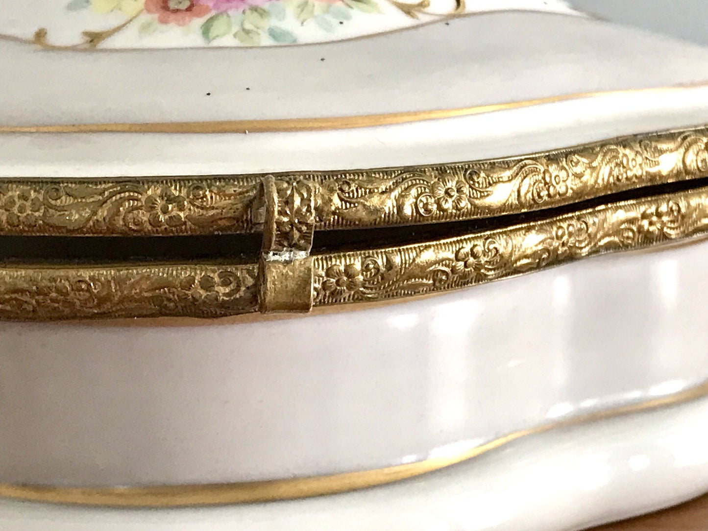 Antik Porzellan Puls Dose Deckeldose Deckel Schatulle teils bemalt Bronze?Montur