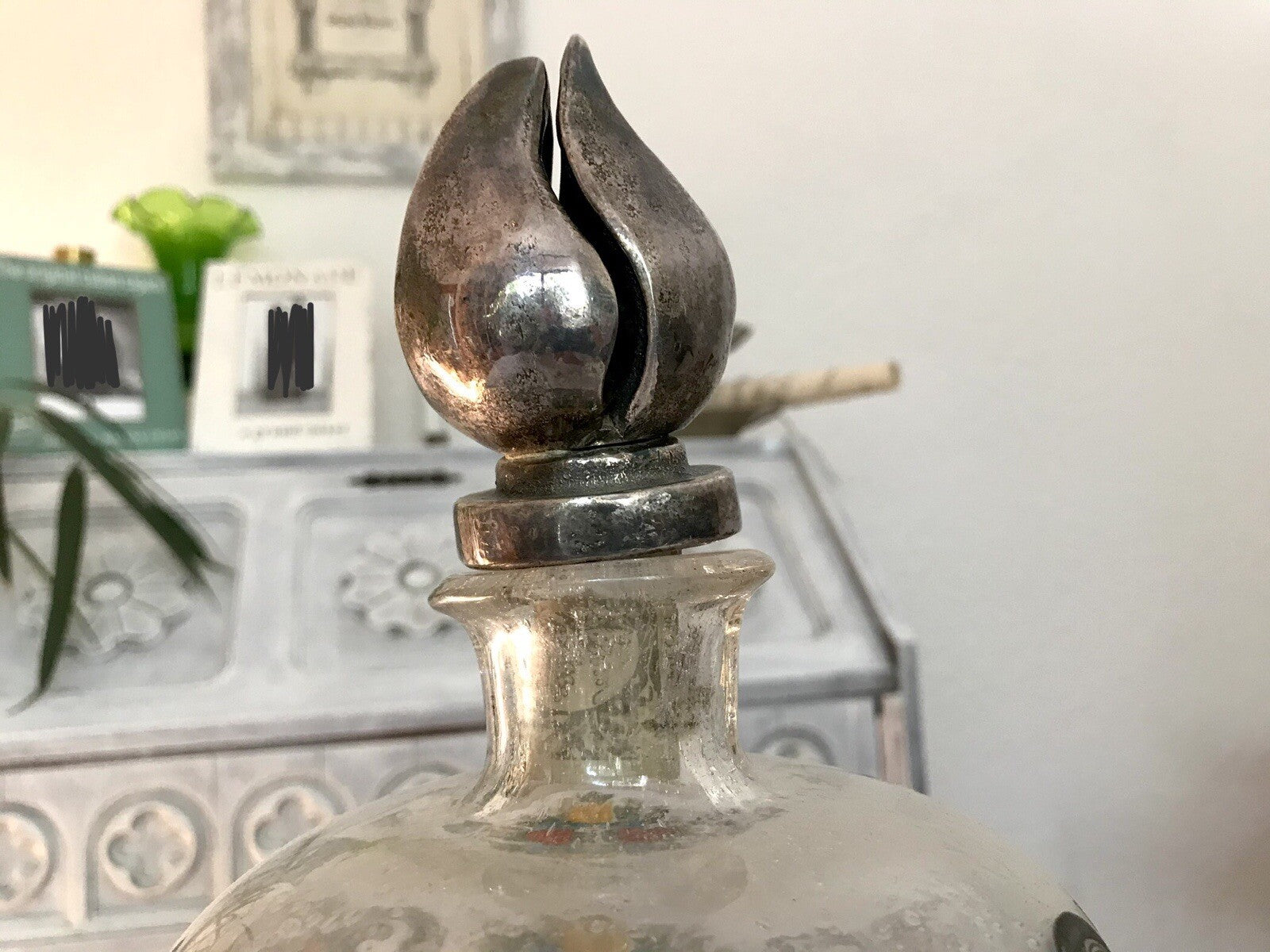 Alt Vintage Design Karaffe Dekanter versilberter Stopfen Bauernmotiv