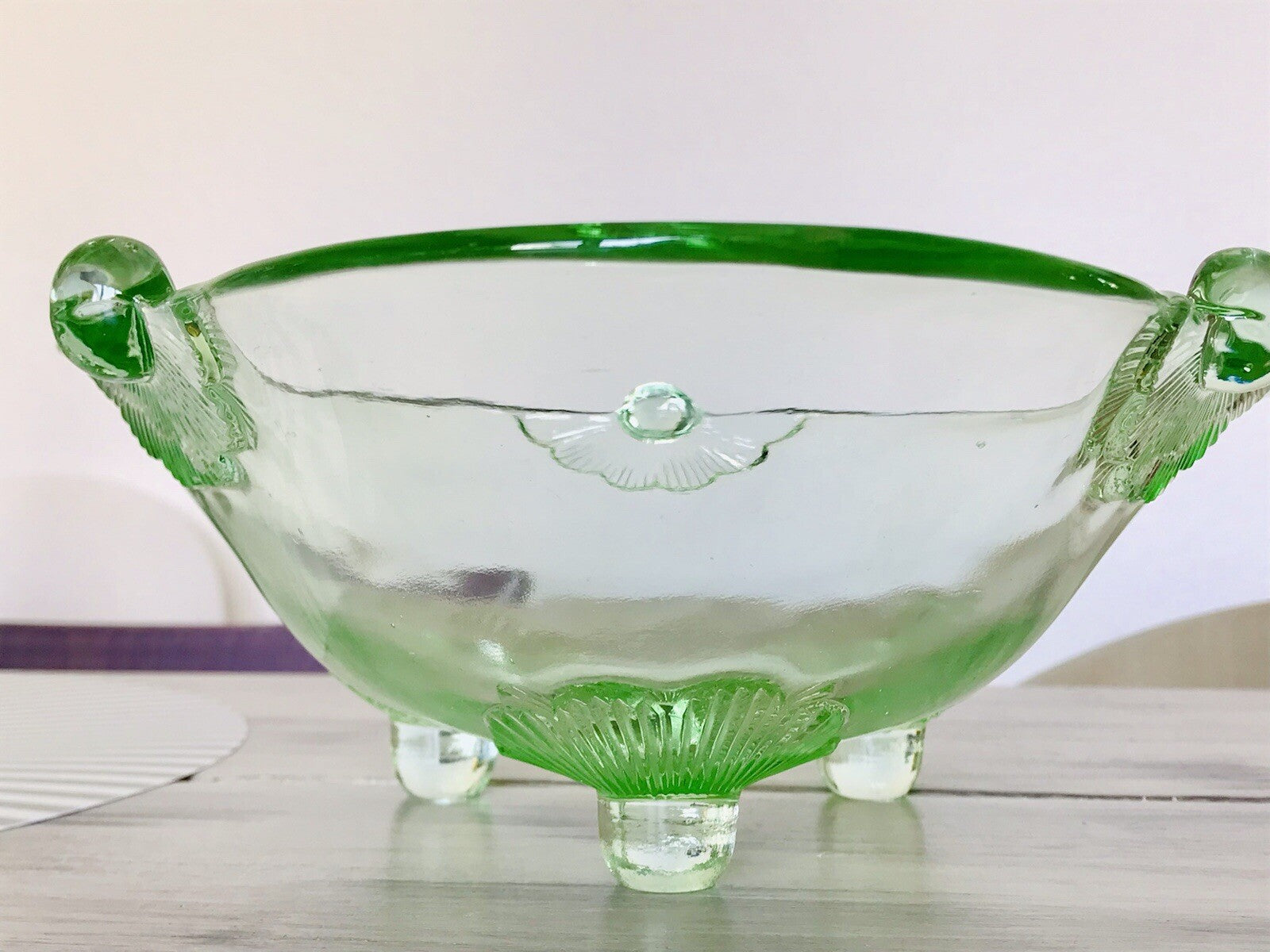 Antik Art Déco kanarien grün Pressglas Schale Glas dreipassig markant Blumen