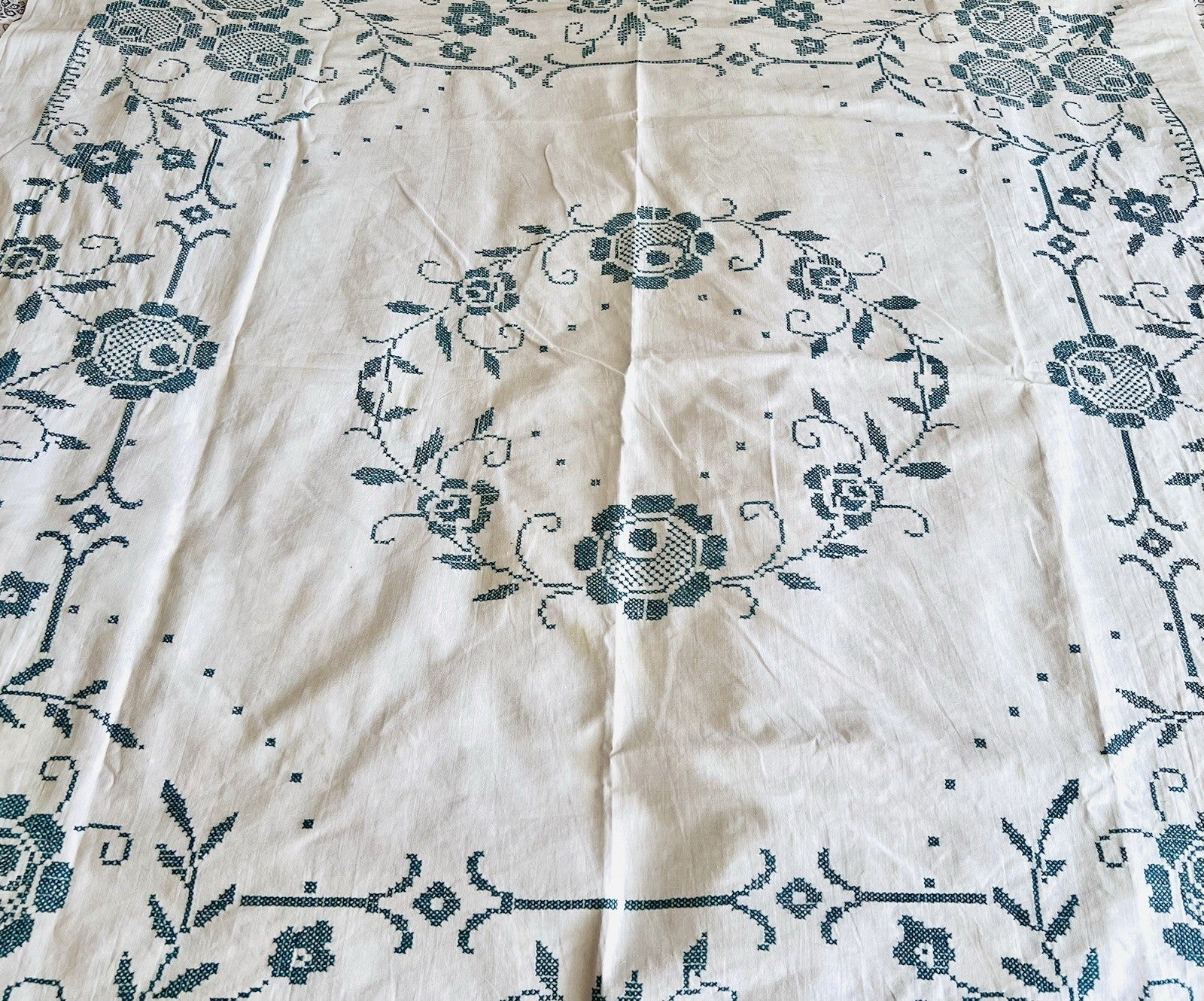 Antik Tischdecke  Art Dèco Stickerei bestickt weiß Blau Leinenmischung