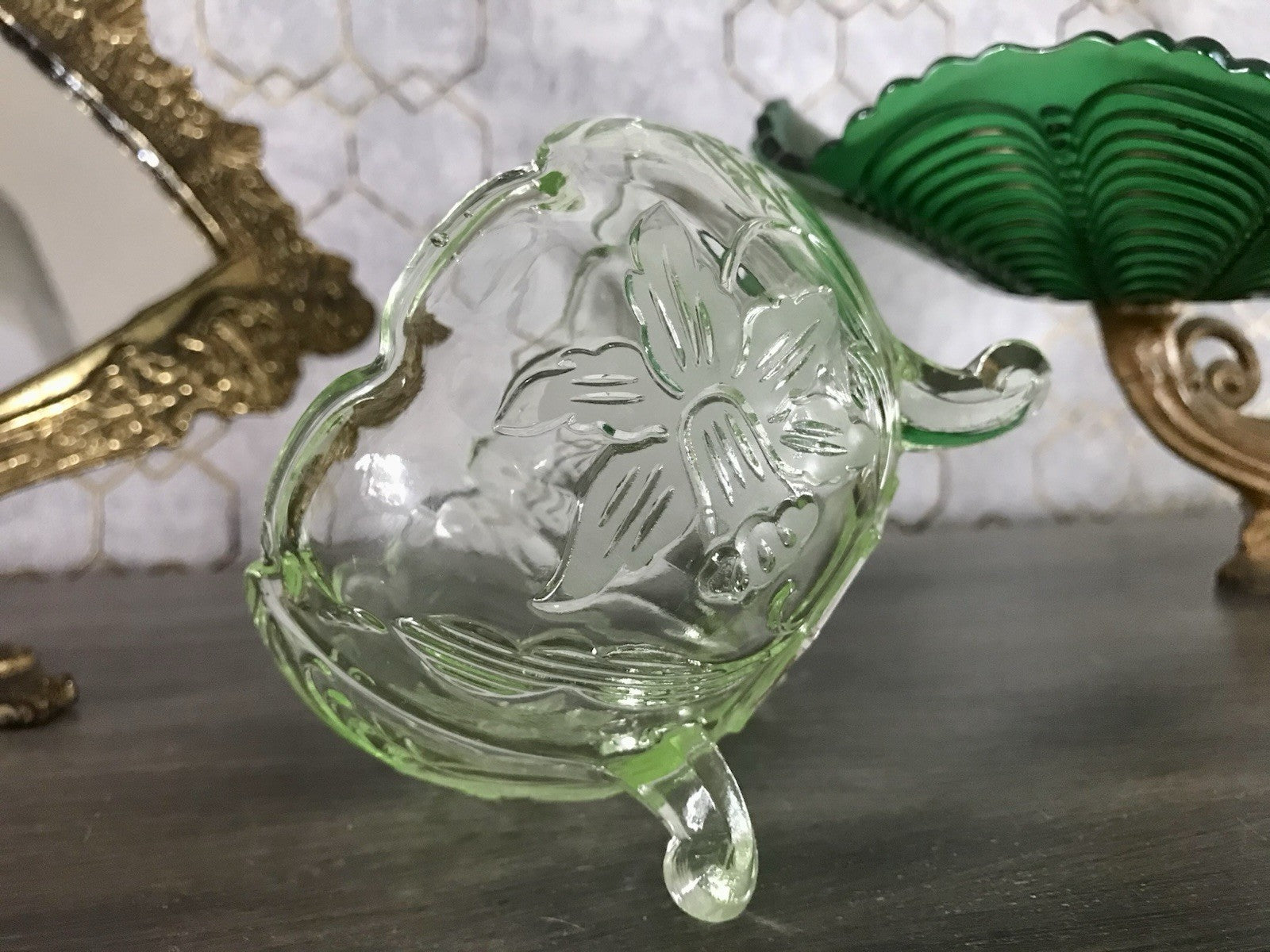 Antik Art Déco Pressglas Kugel-Schale Glas Uranglas kanariengrün Osterglocken