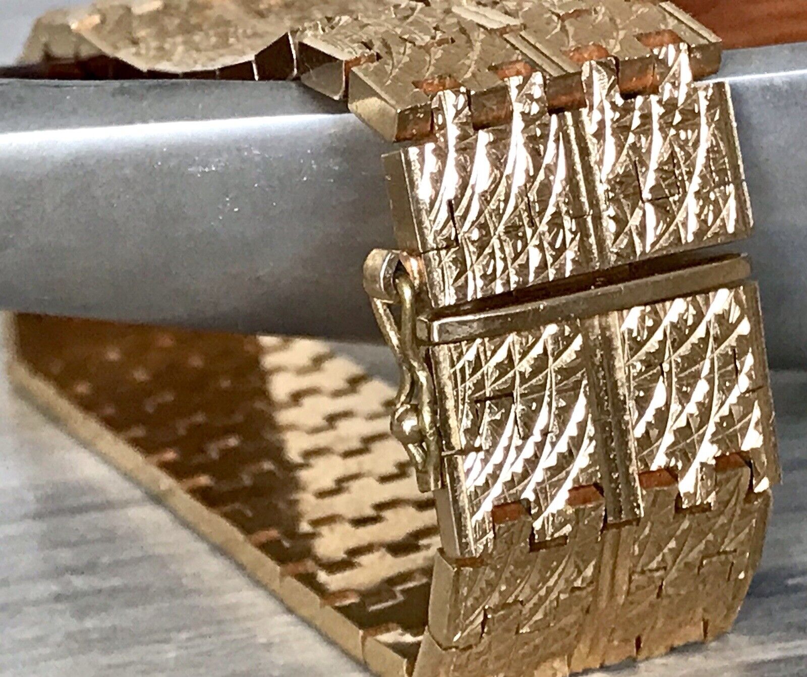 Vintage wunderschönes breites Teppicharmband Armband vergoldet
