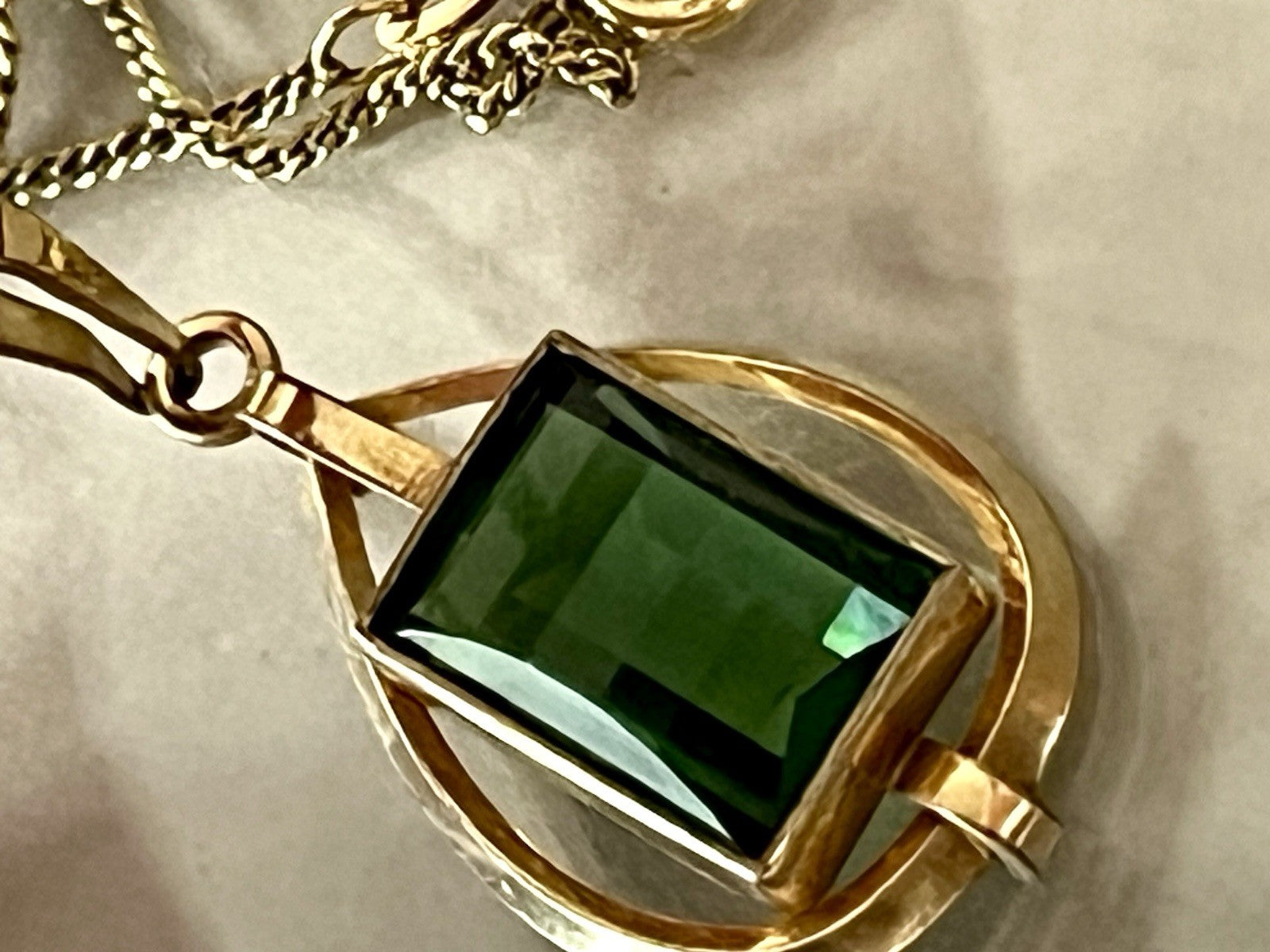 Vintage Designer Anhänger grüner Stein Amerik. Doublè vergoldet TeKa
