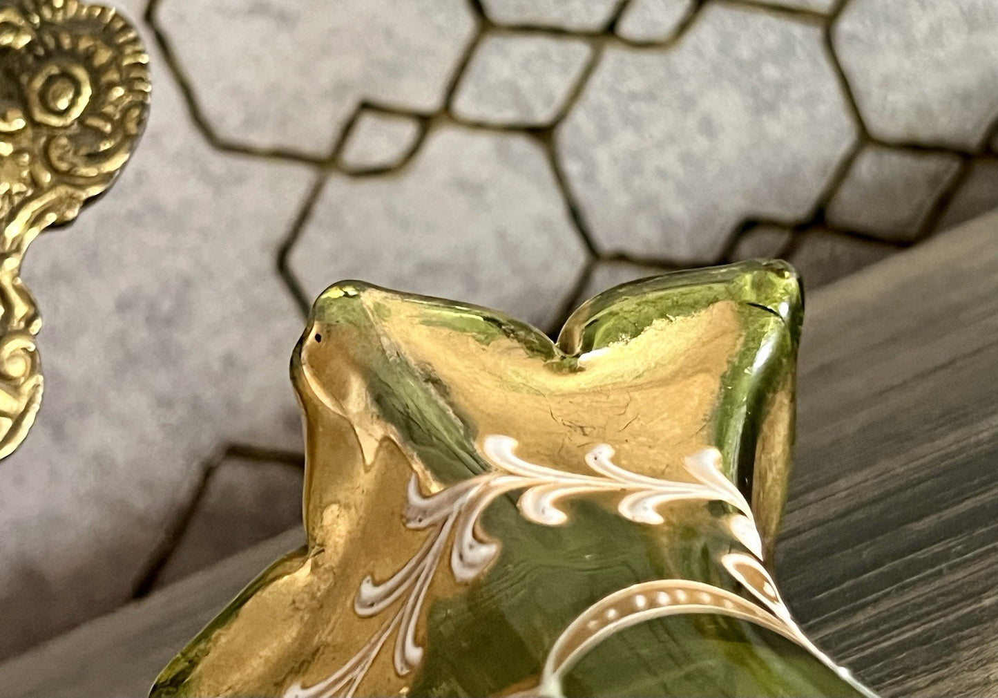 Antik Jugendstil grün kleine Vase Glasvase Gold-Staffage Emaille Abriss