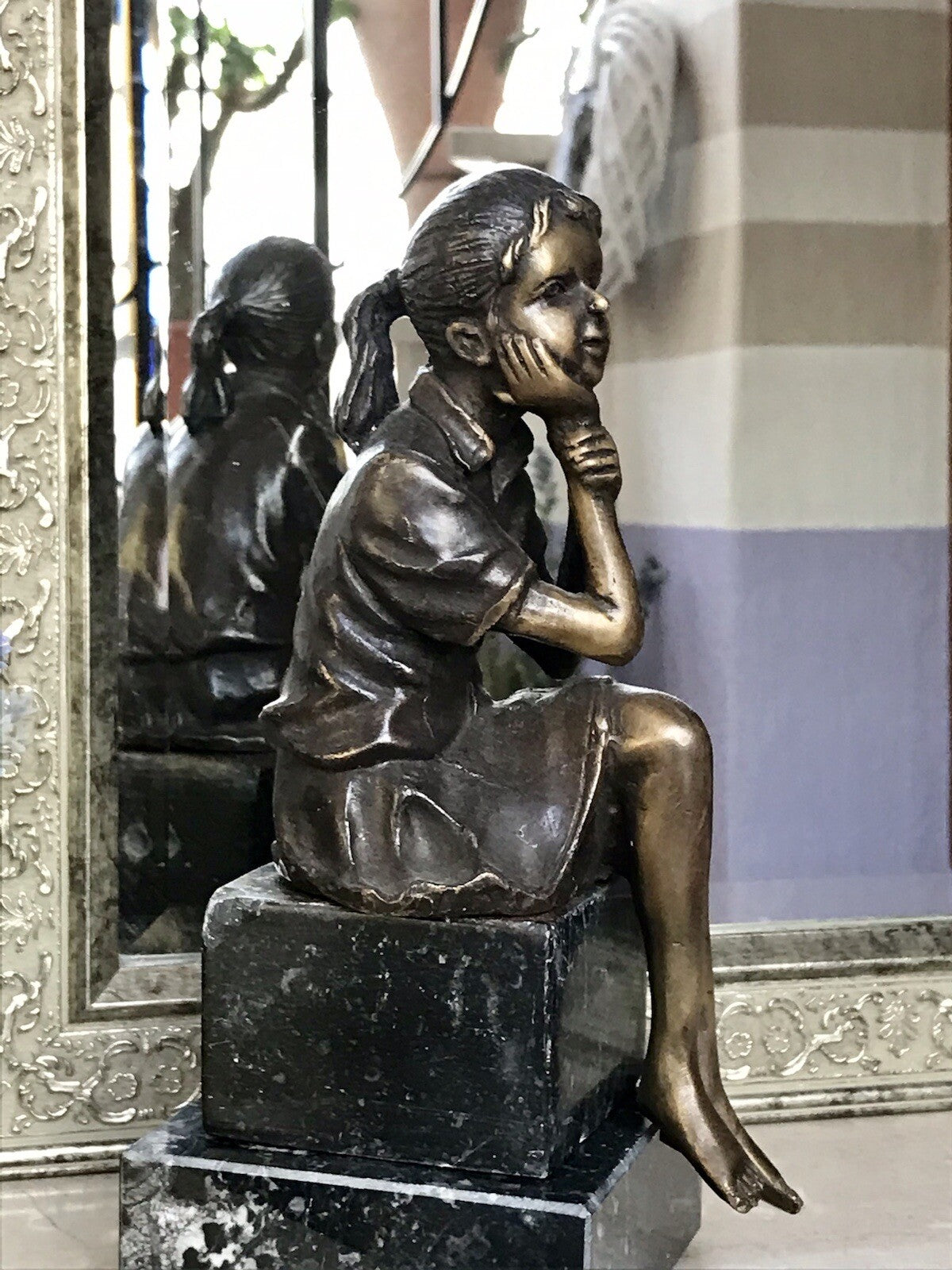 Vintage Bronze Figur Skulptur sitzendes Mädchen m. Hand am Kinn Marmorsockel