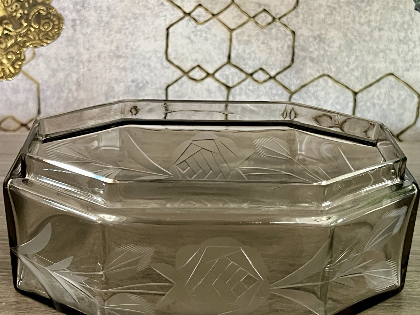 Antik Art Déco geschliffen Dose Schatulle Glas Rauchglas kantig Rosen-Motiv