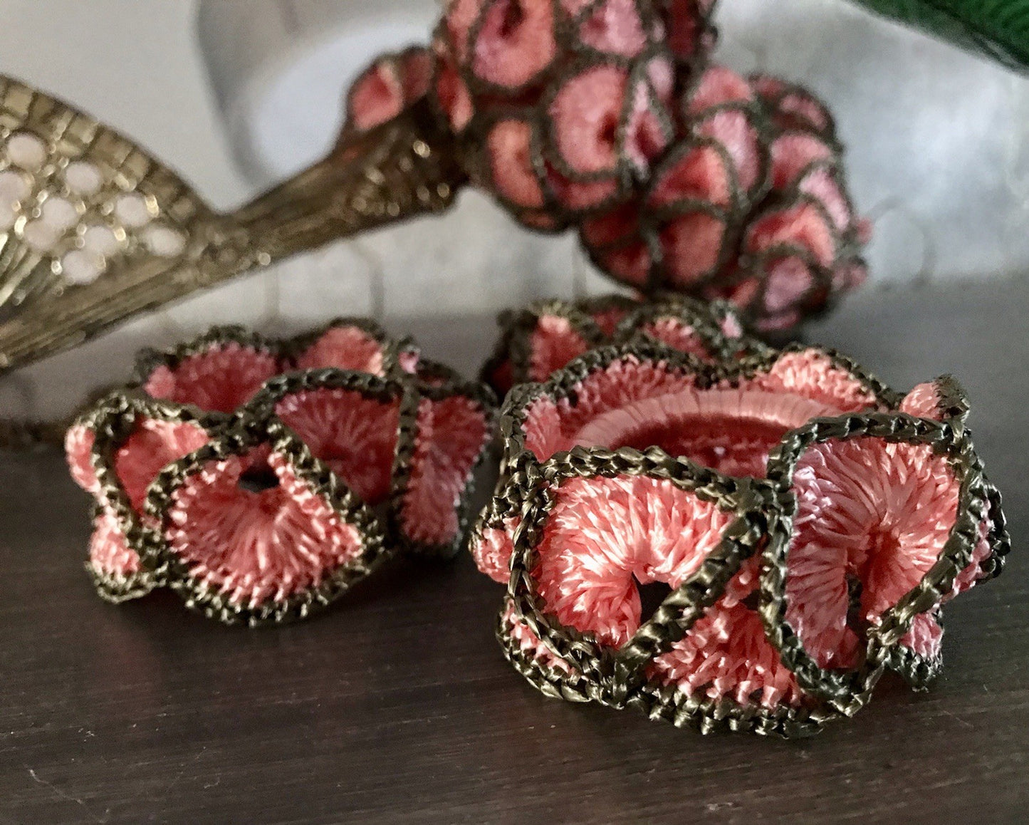 Alt Vintage 17 Serviettenringe rosa & grau  gehäkelt 50er-70er Jahre Kunstbast