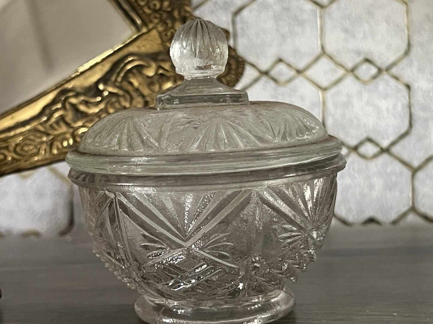 Antik Art Déco kleine Dose Deckeldose Zierdose Pressglas Glas