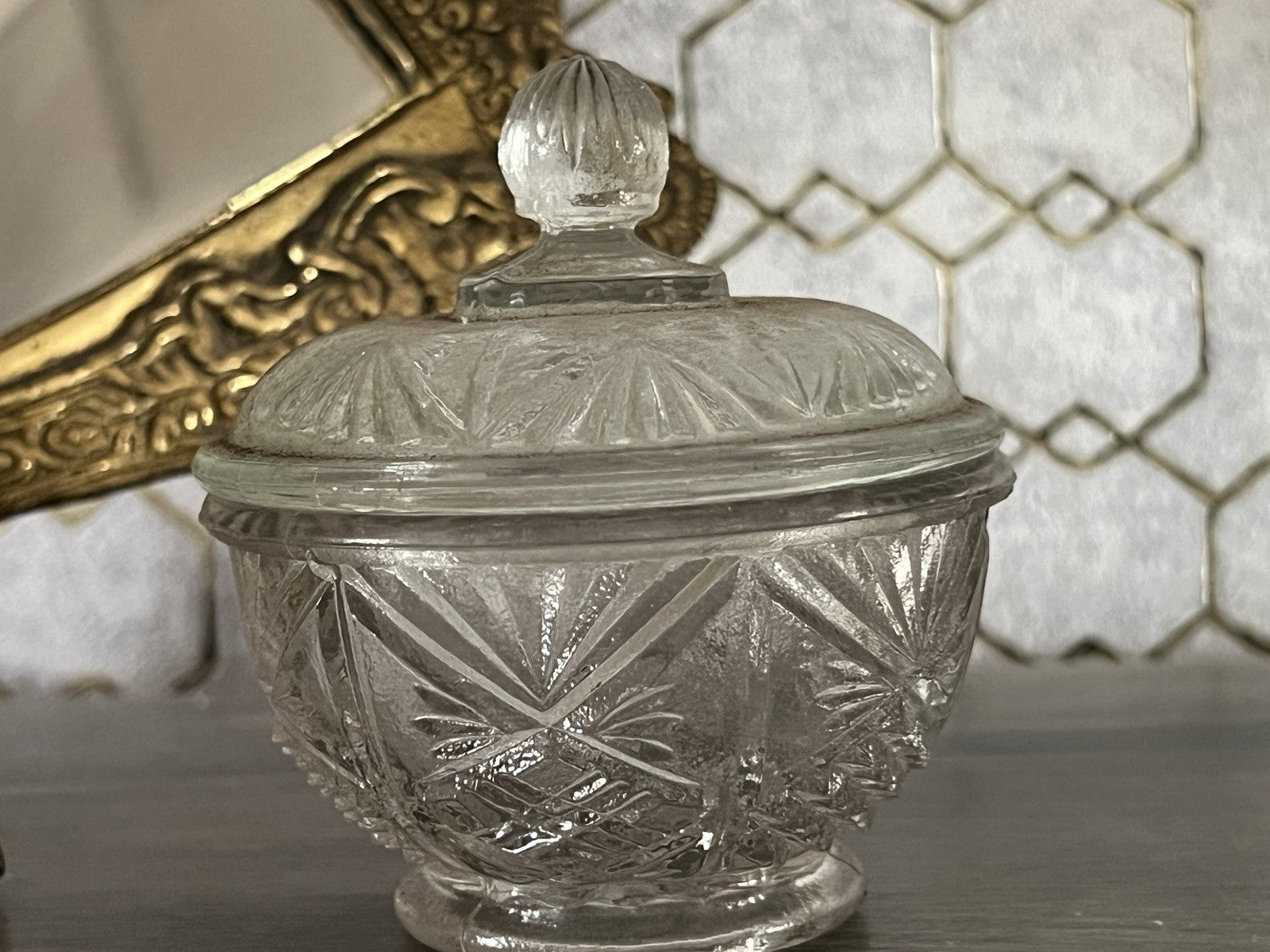 Antik Art Déco kleine Dose Deckeldose Zierdose Pressglas Glas