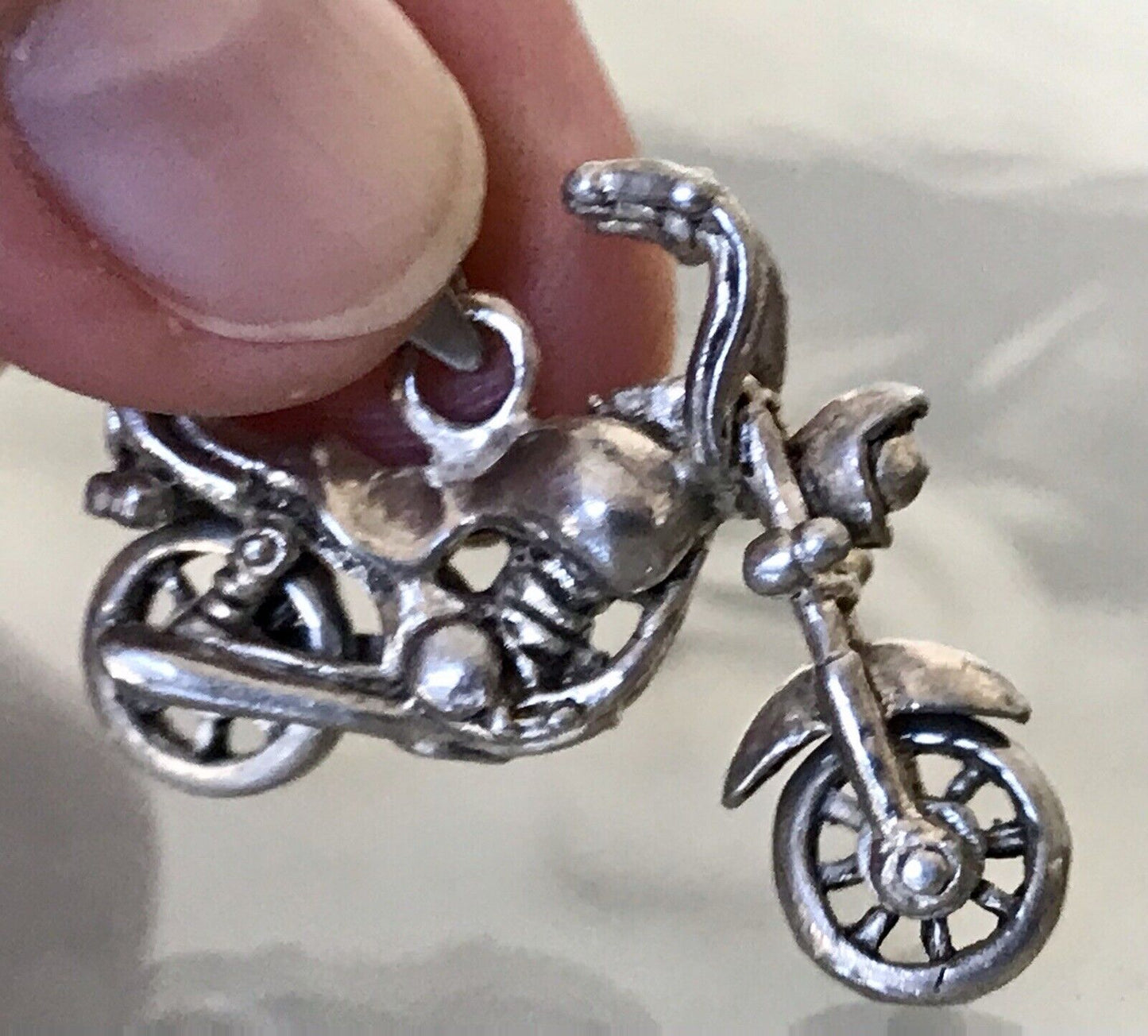 Vintage alt Anhänger Kettenanhänger Silber Motorrad Biker bewegliche Räder!