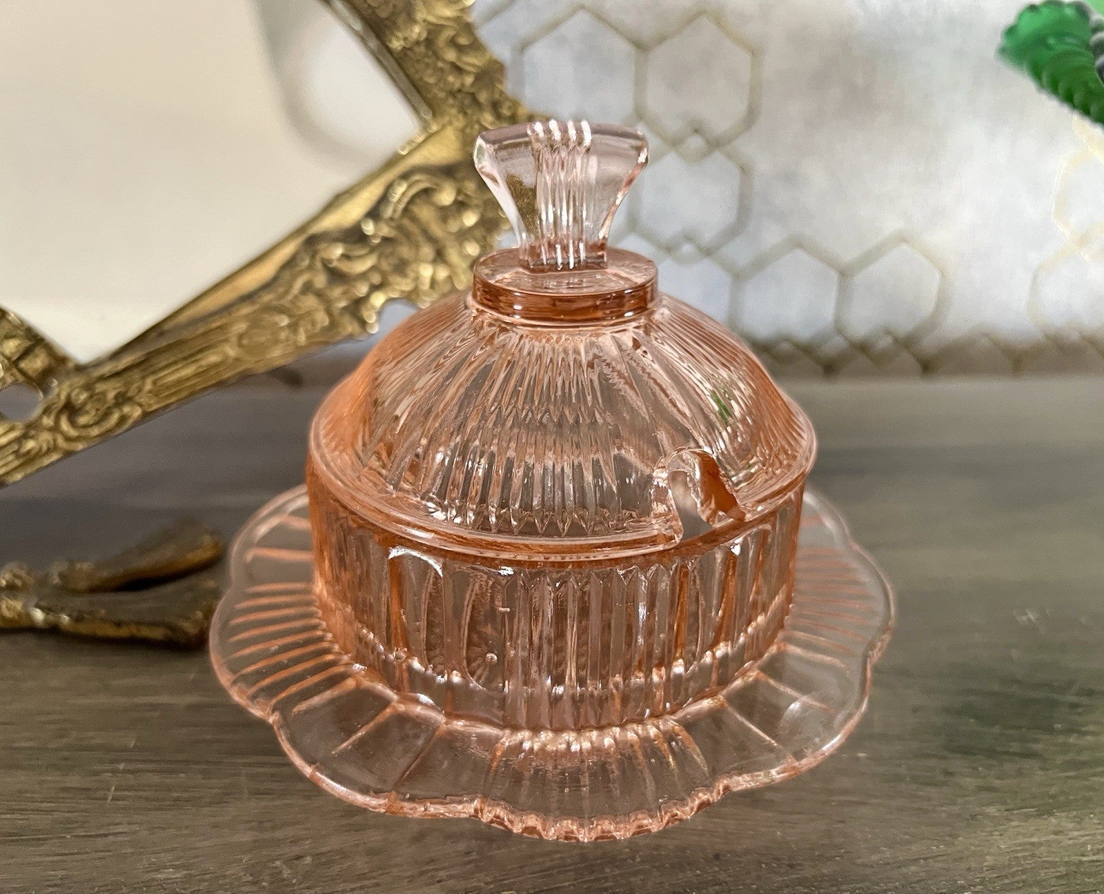 Antik Art Déco Glas Dose Honigdose Zuckerdose? Zierdose Pressglas Rosalin rosa