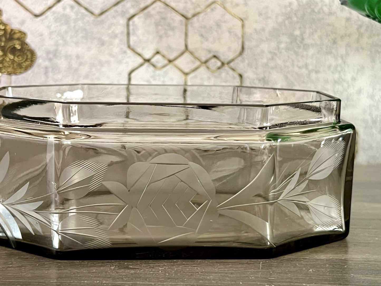 Antik Art Déco geschliffen Dose Schatulle Glas Rauchglas kantig Rosen-Motiv